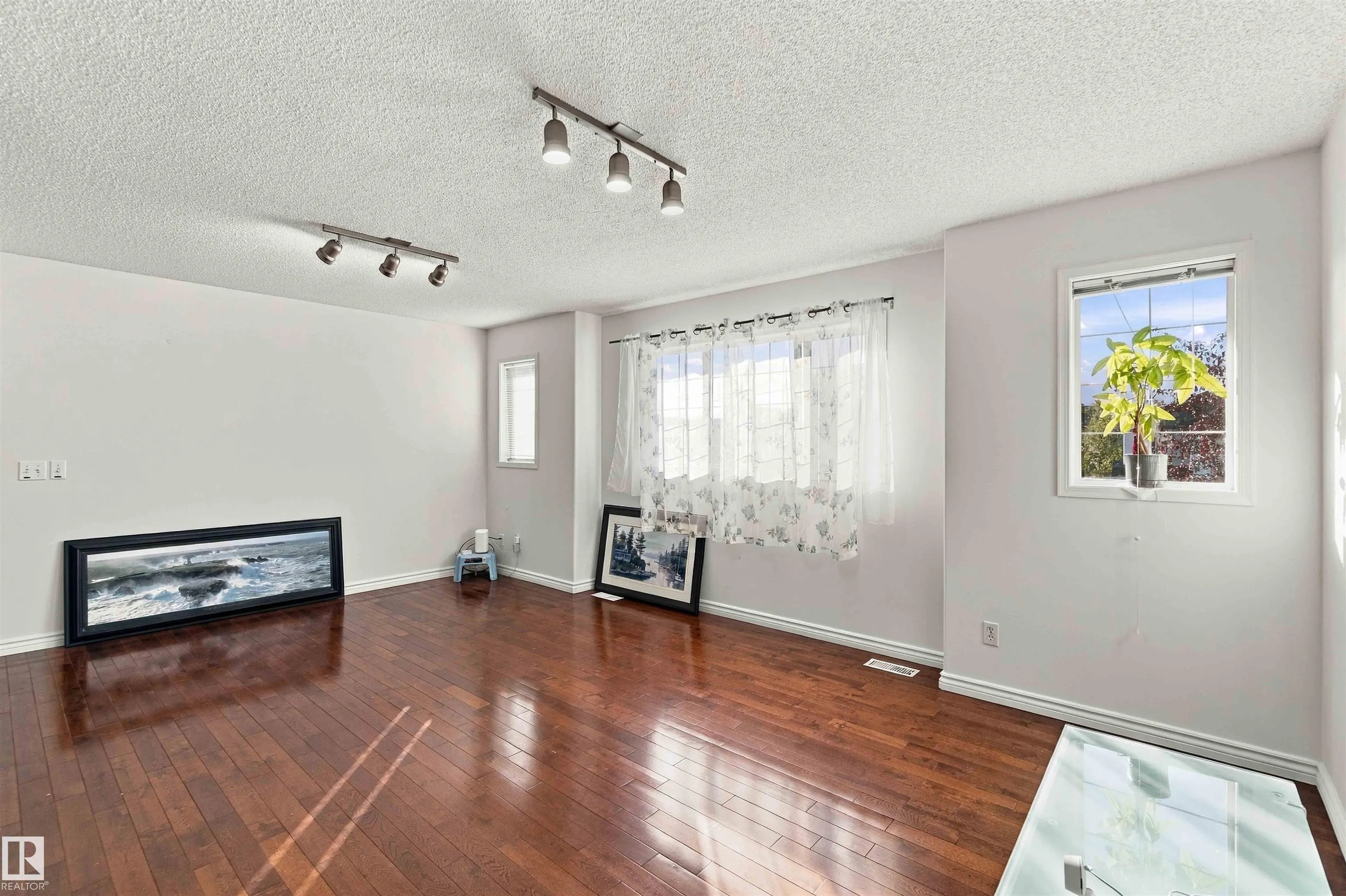 3524 MCLEAN Crescent