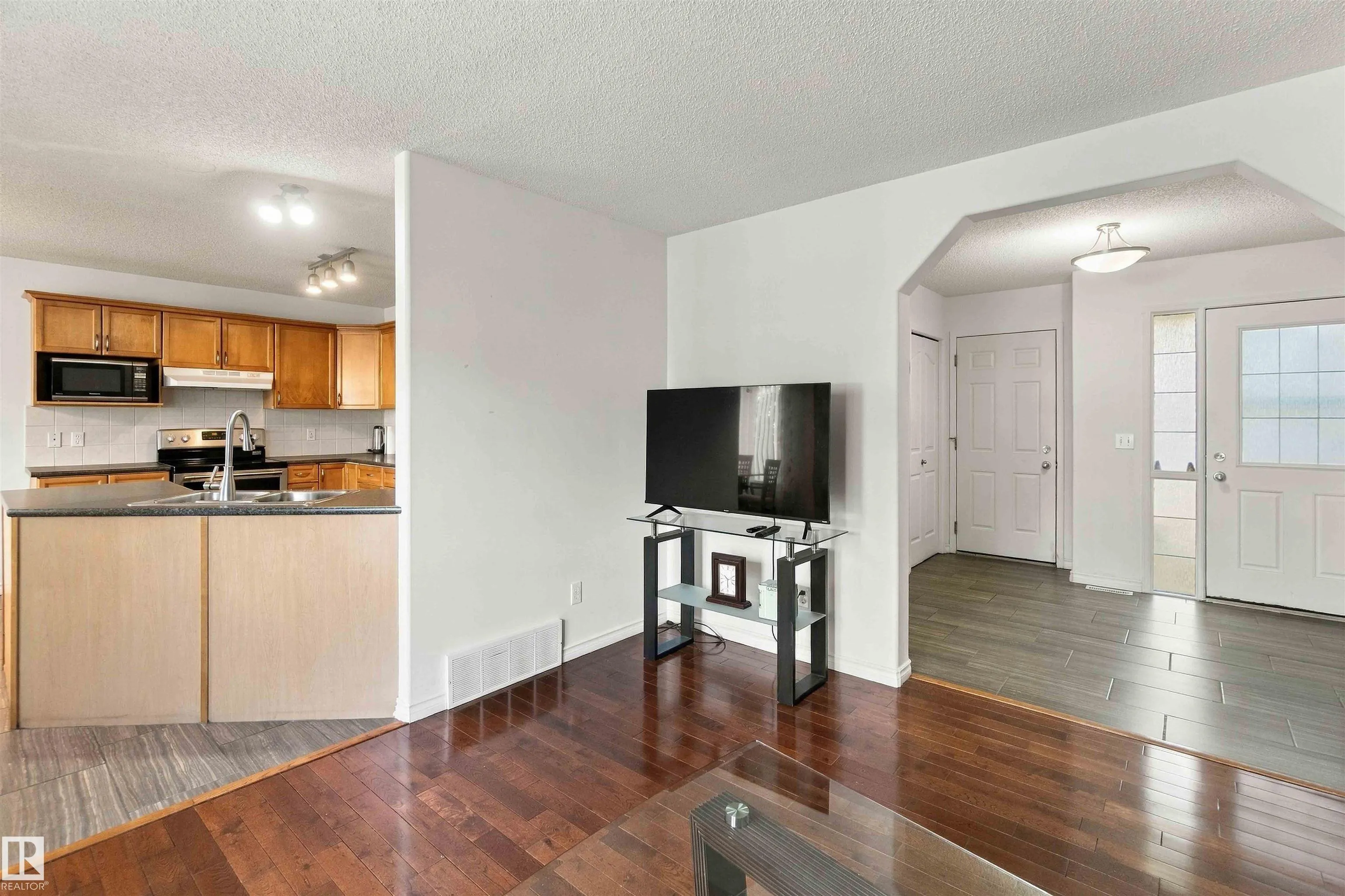 3524 MCLEAN Crescent
