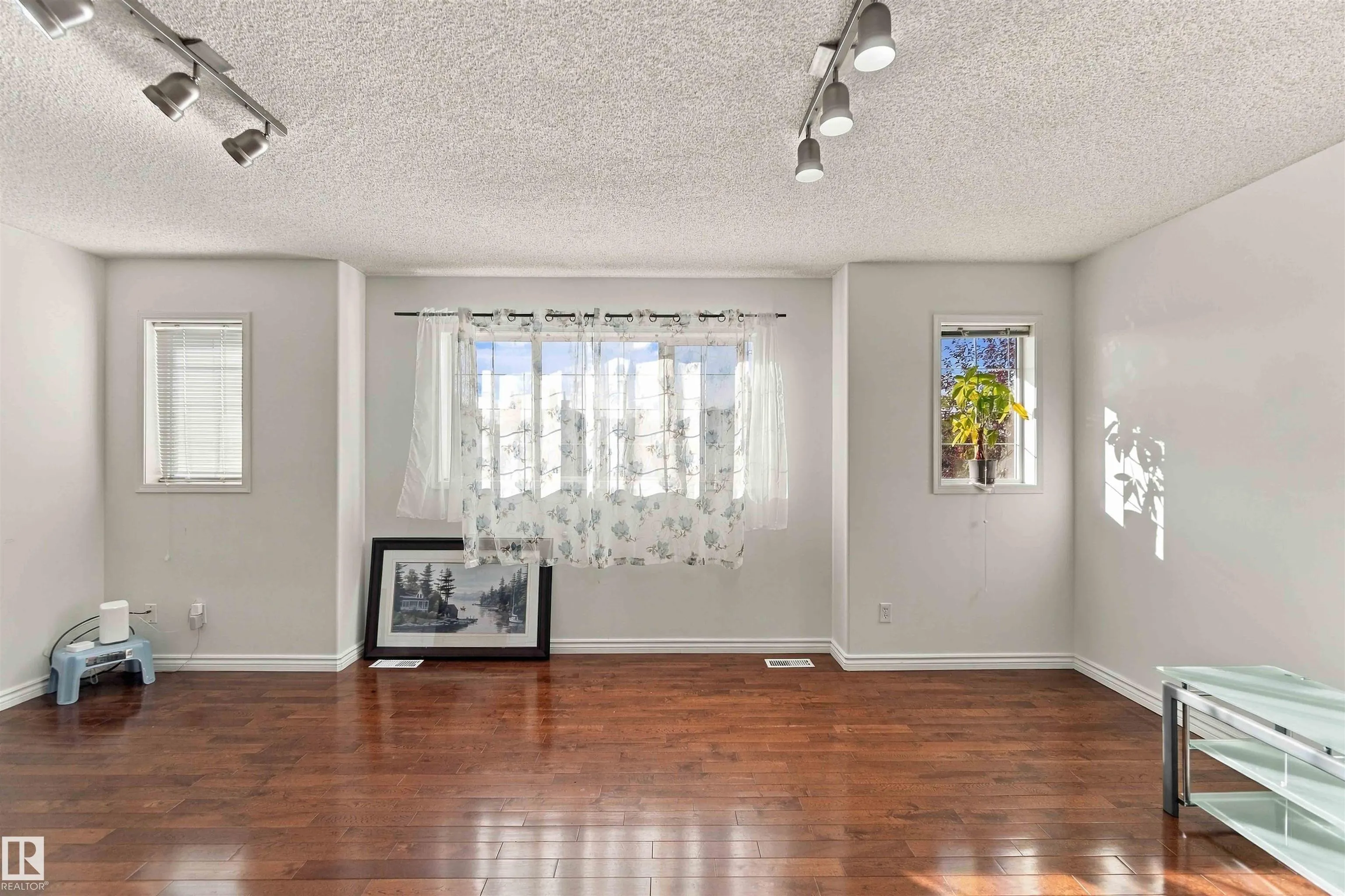 3524 MCLEAN Crescent