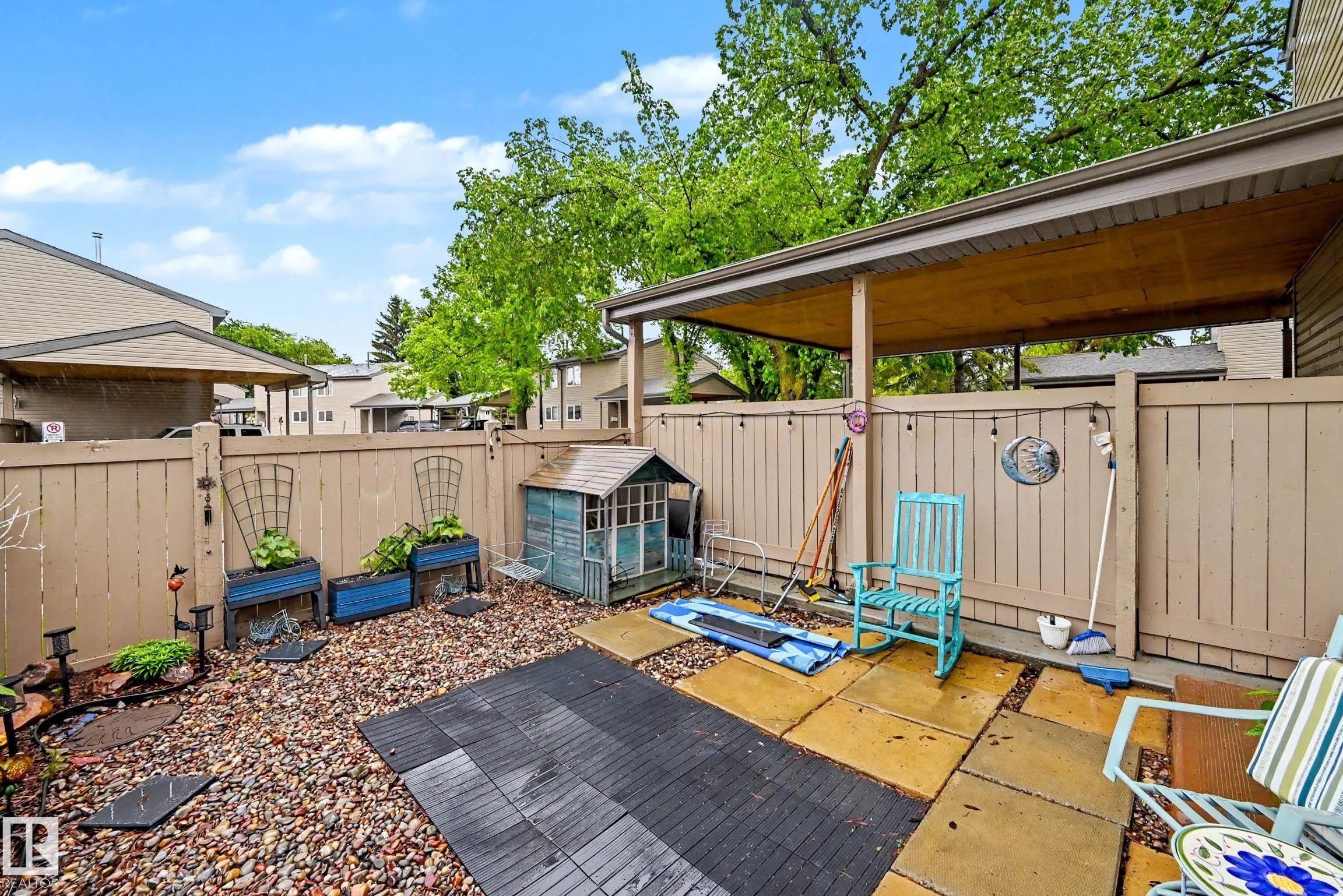 15 AKINSDALE Gardens