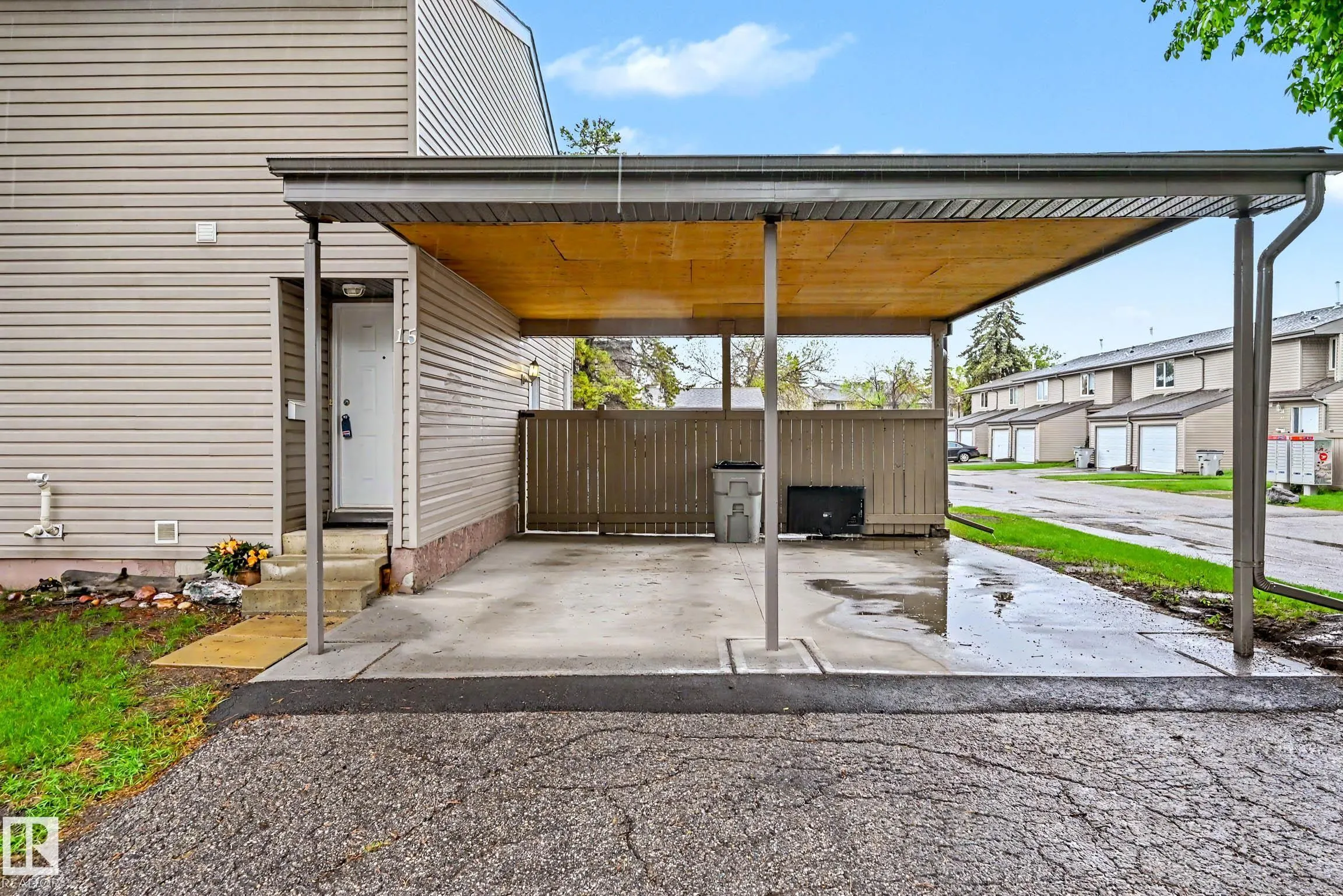 15 AKINSDALE Gardens
