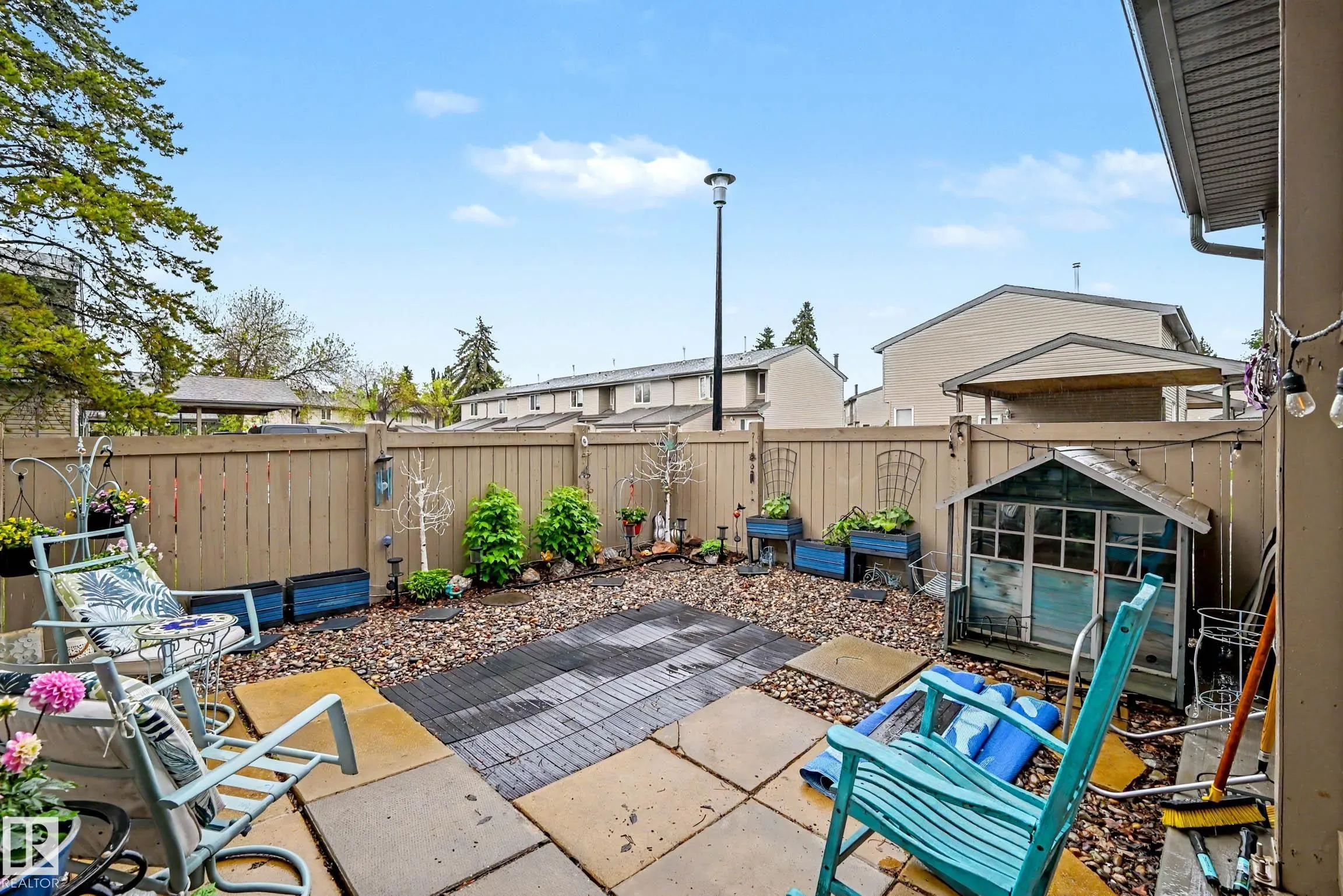 15 AKINSDALE Gardens