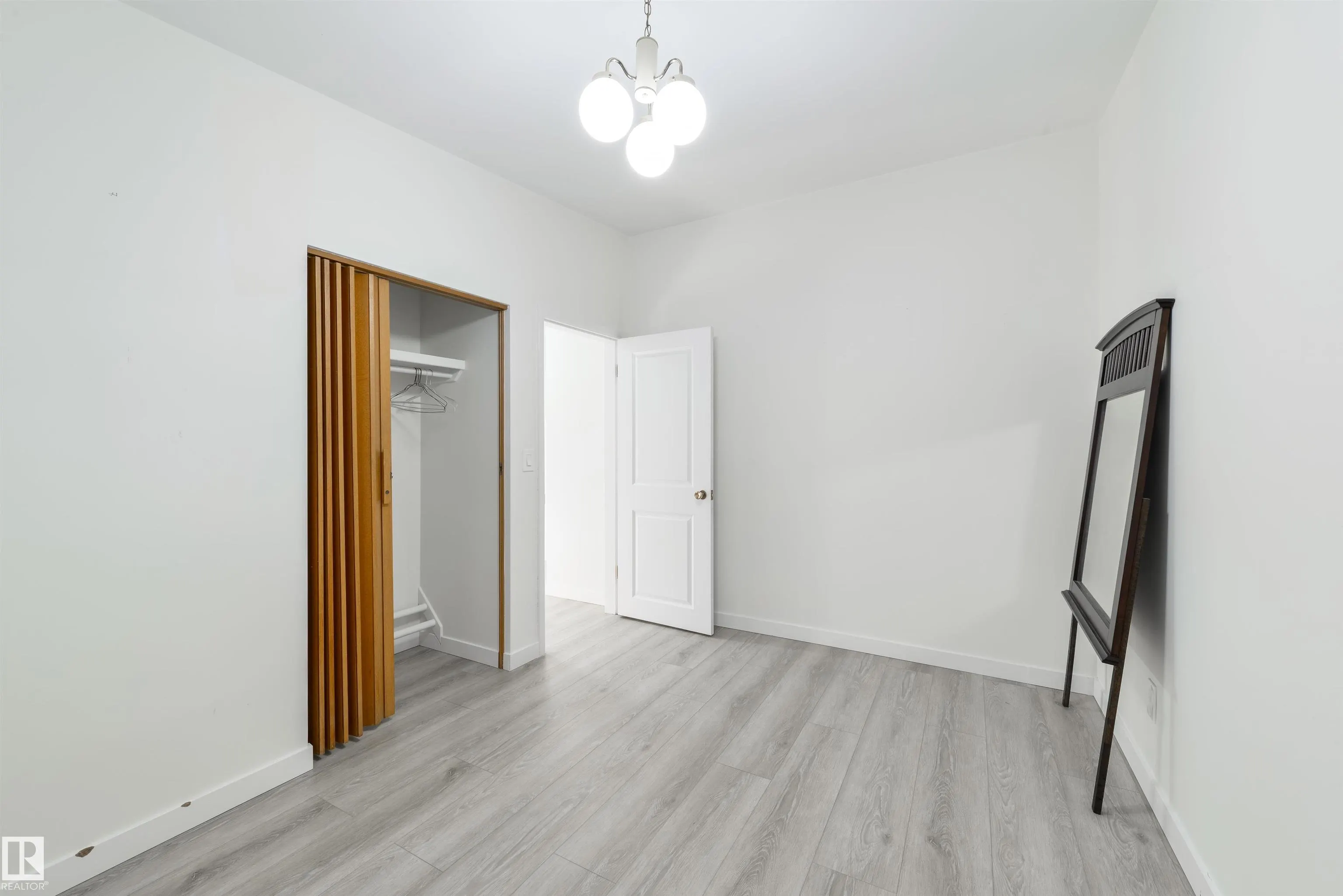 24 VALLEYVIEW Crescent