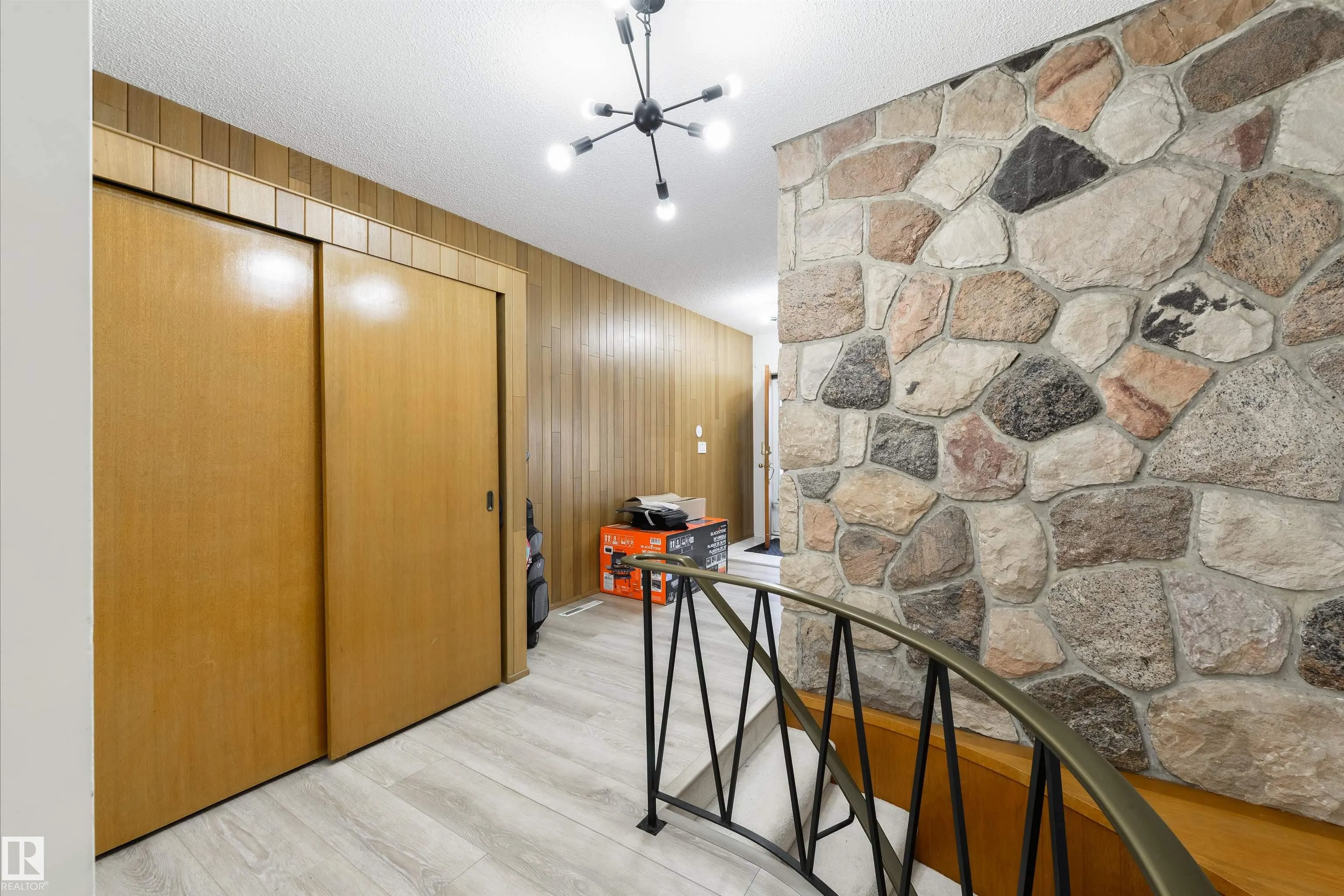 24 VALLEYVIEW Crescent