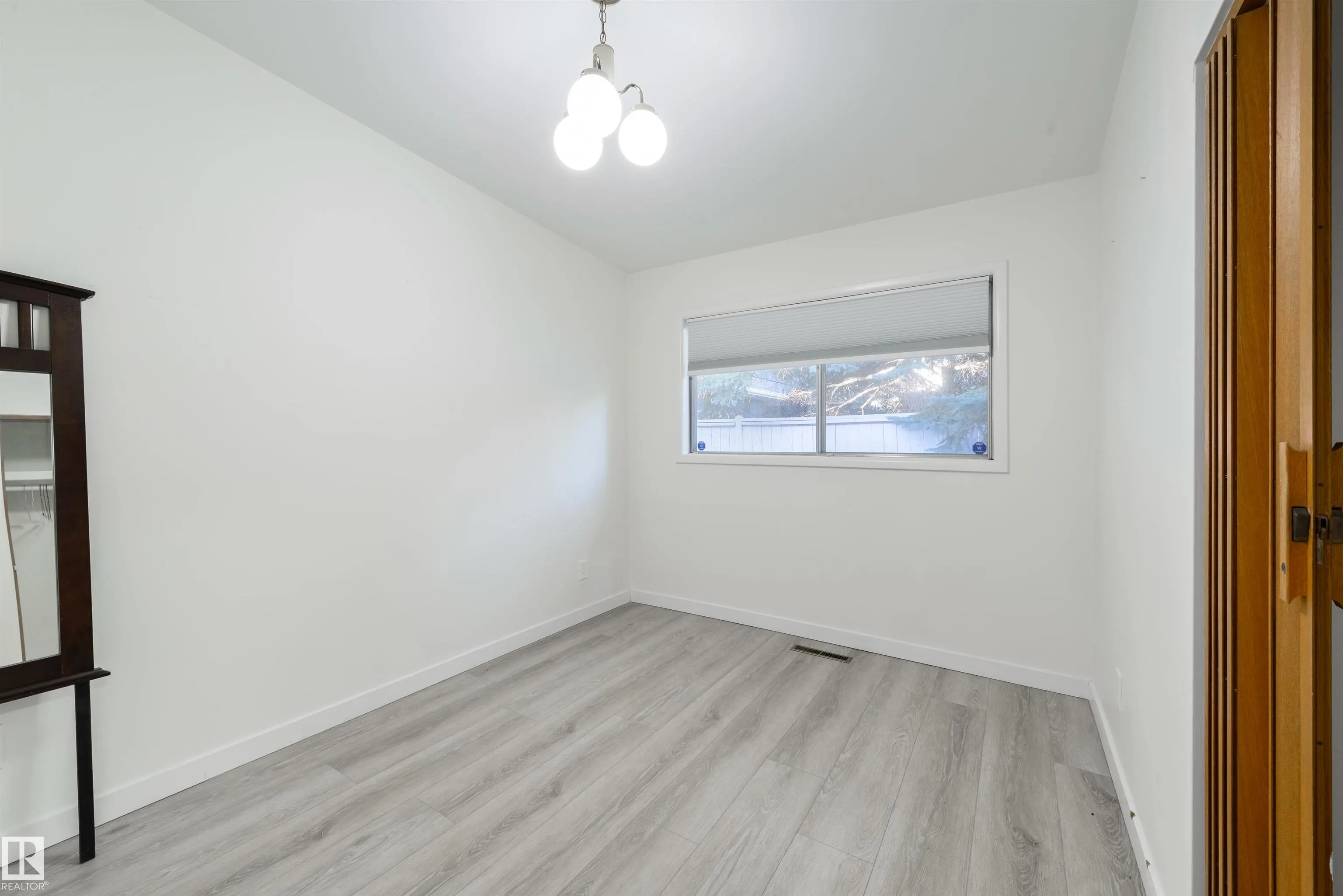 24 VALLEYVIEW Crescent
