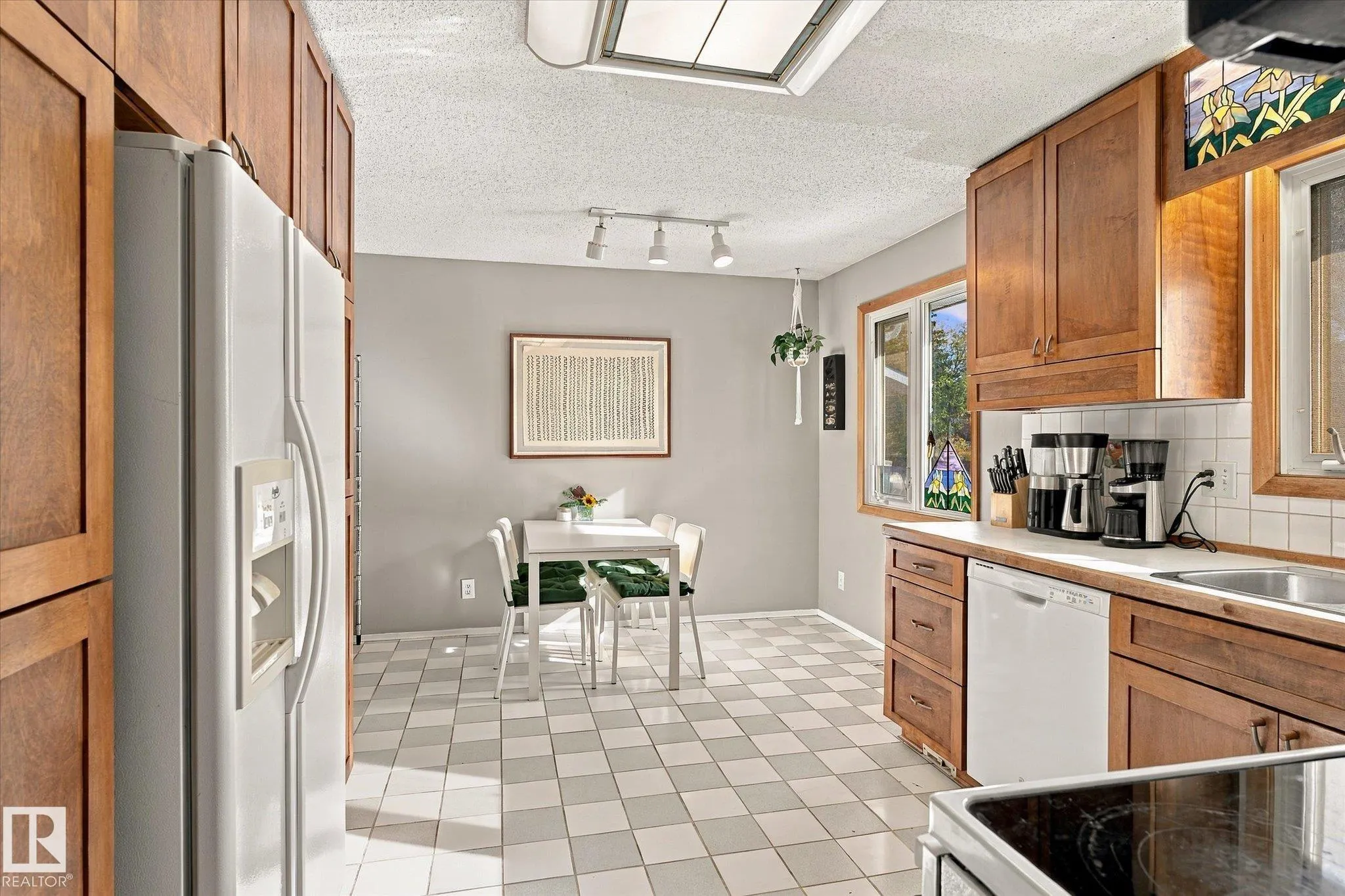 6013 34A Avenue