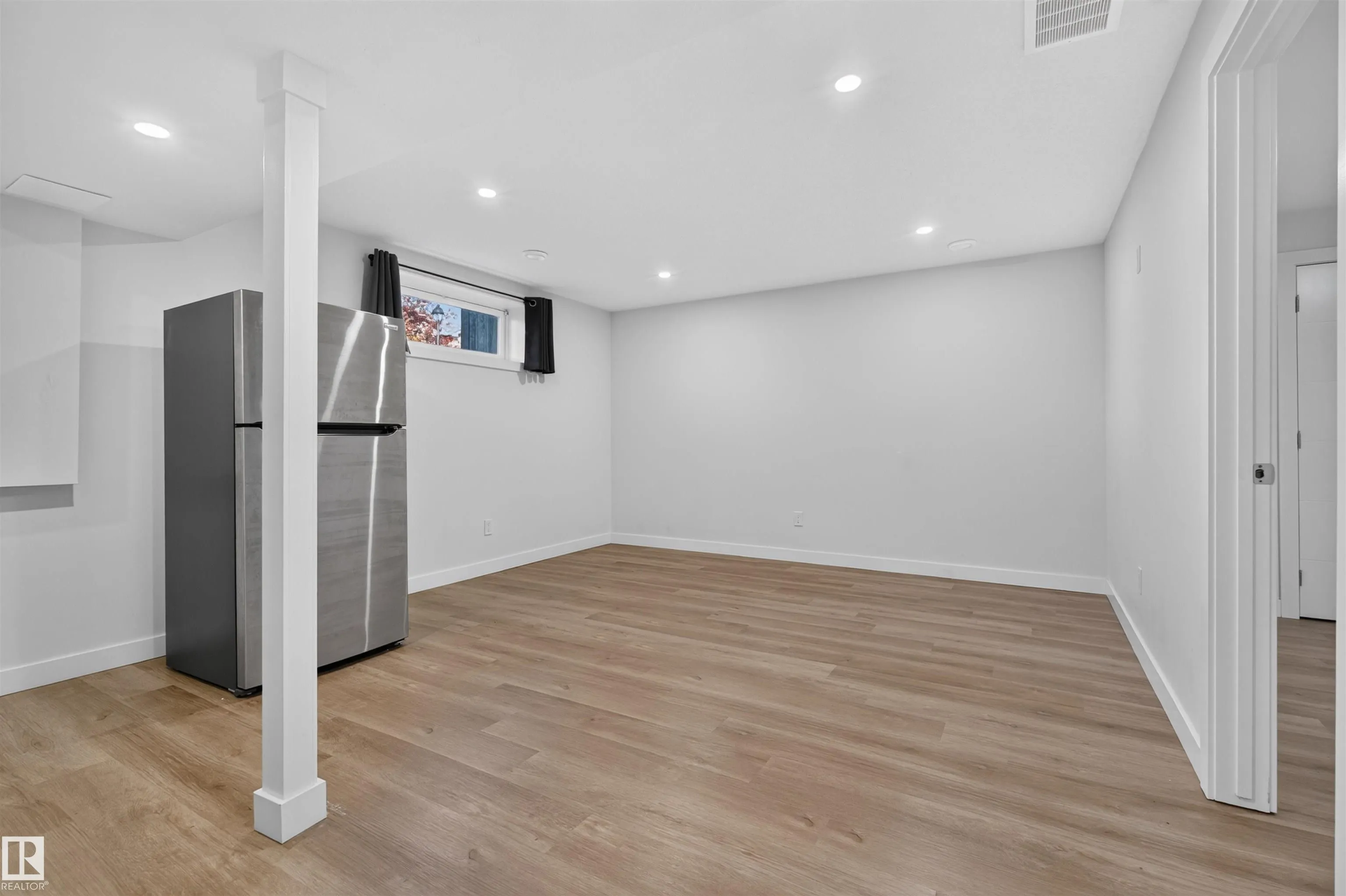 1304 BARNES Close