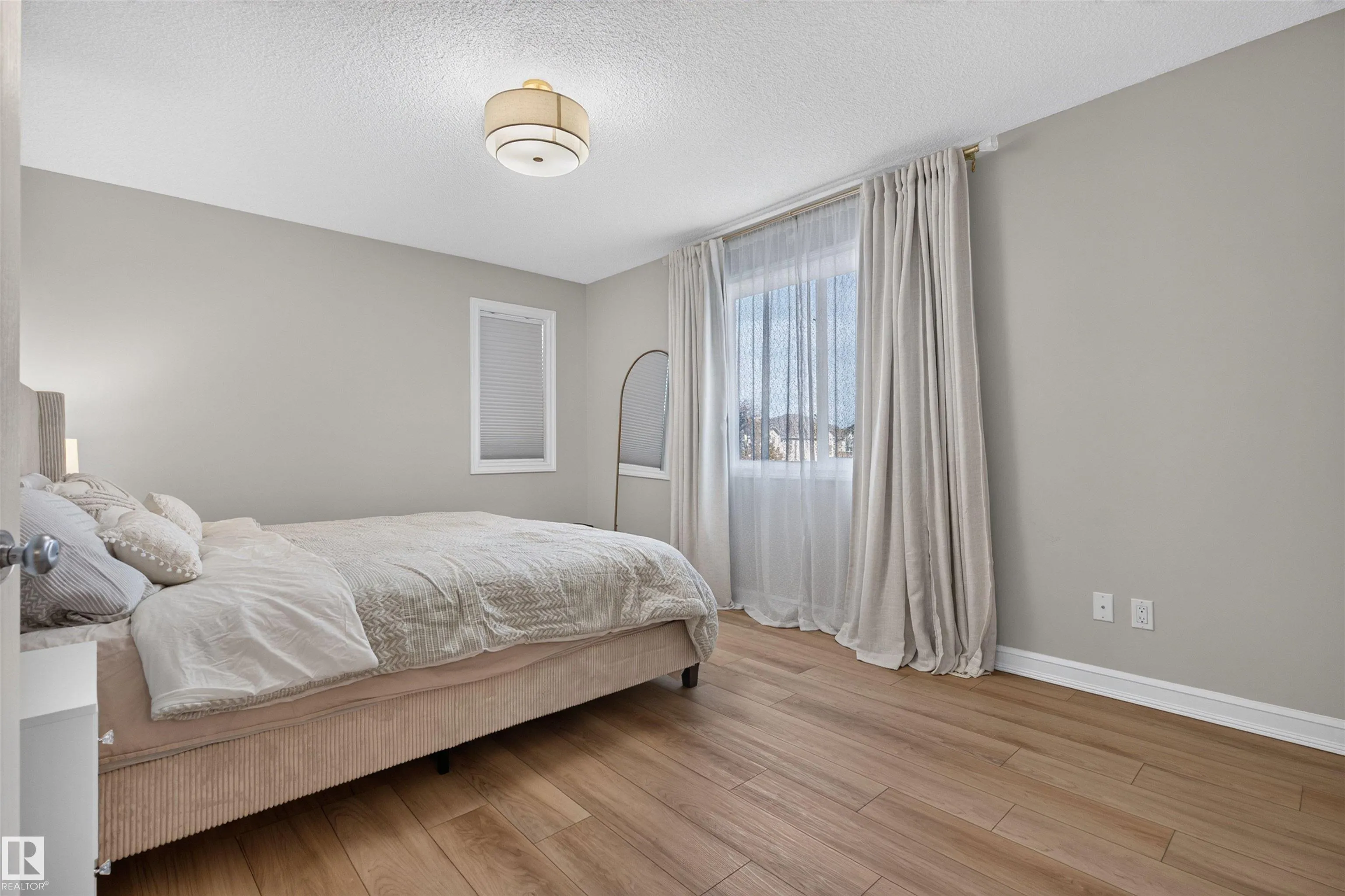 1304 BARNES Close