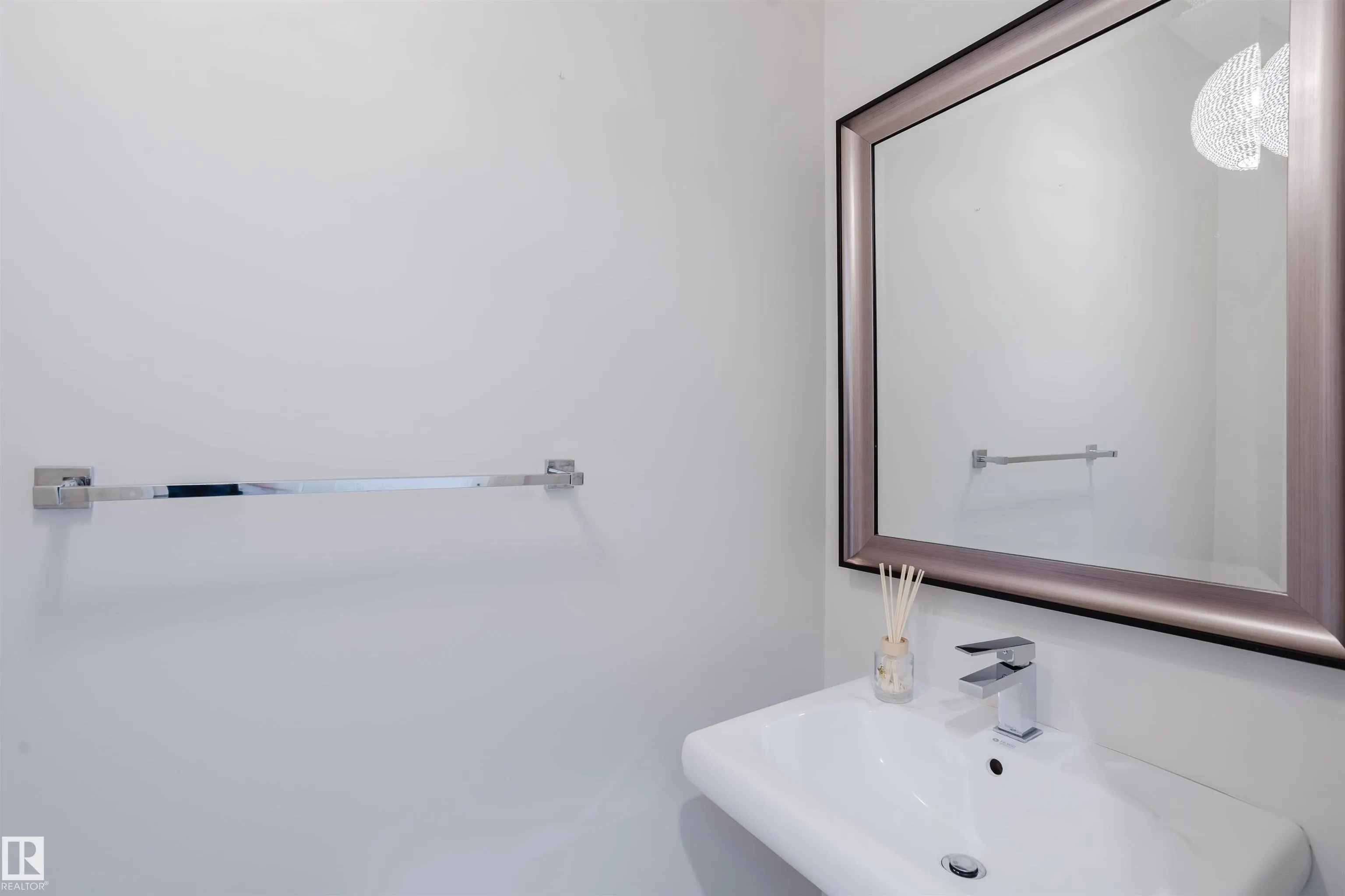 1 EASTVIEW ST