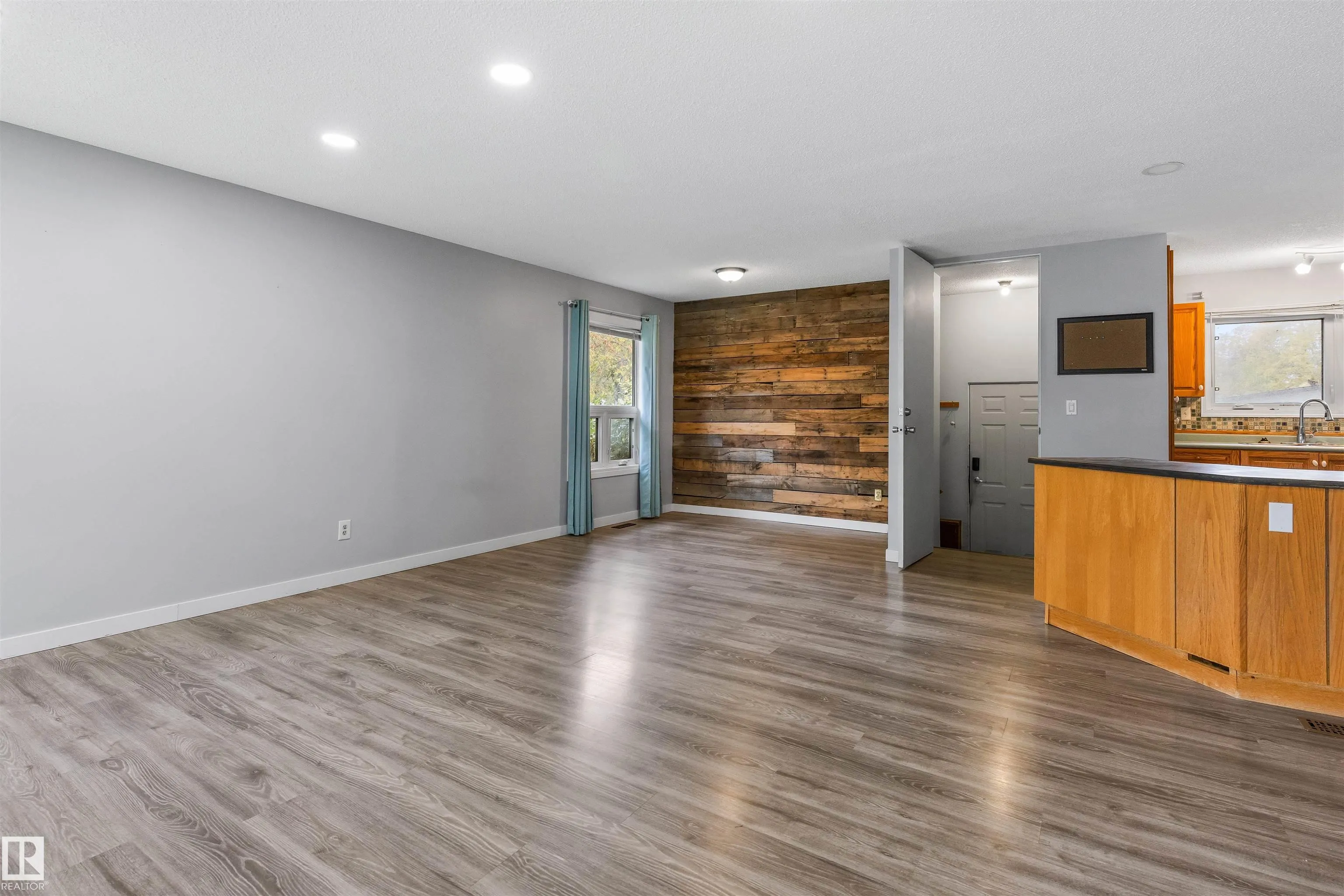 1 LLOYD Place