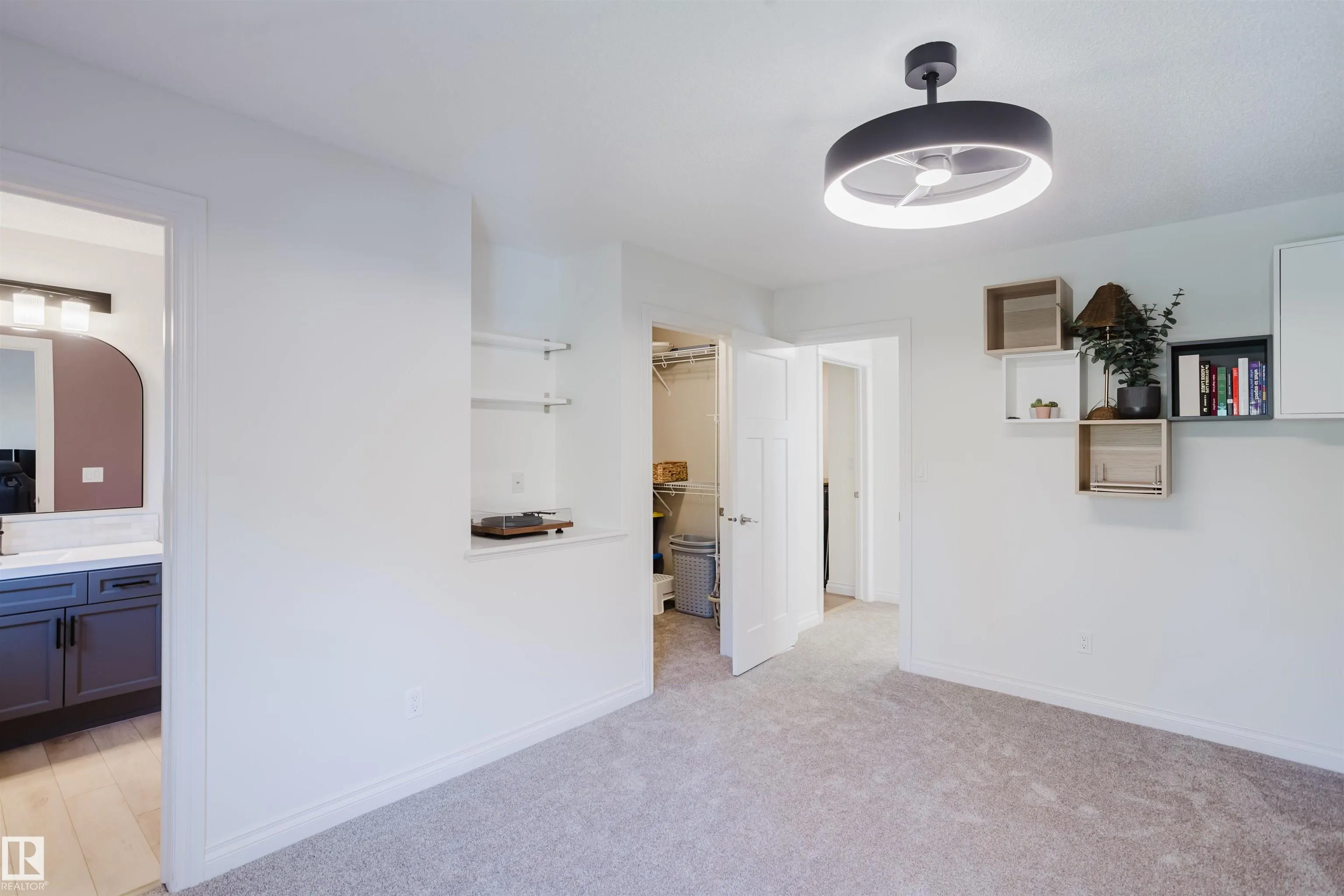 44 HAMILTON Crest