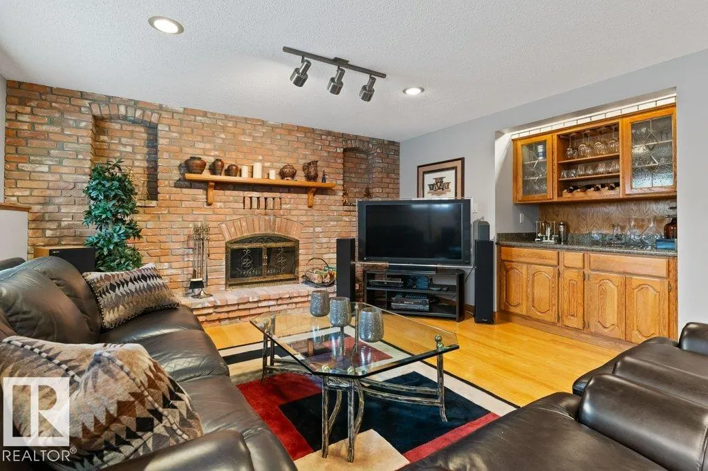 21 LORNE Crescent