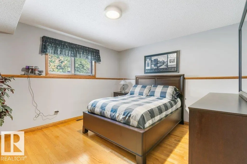21 LORNE Crescent