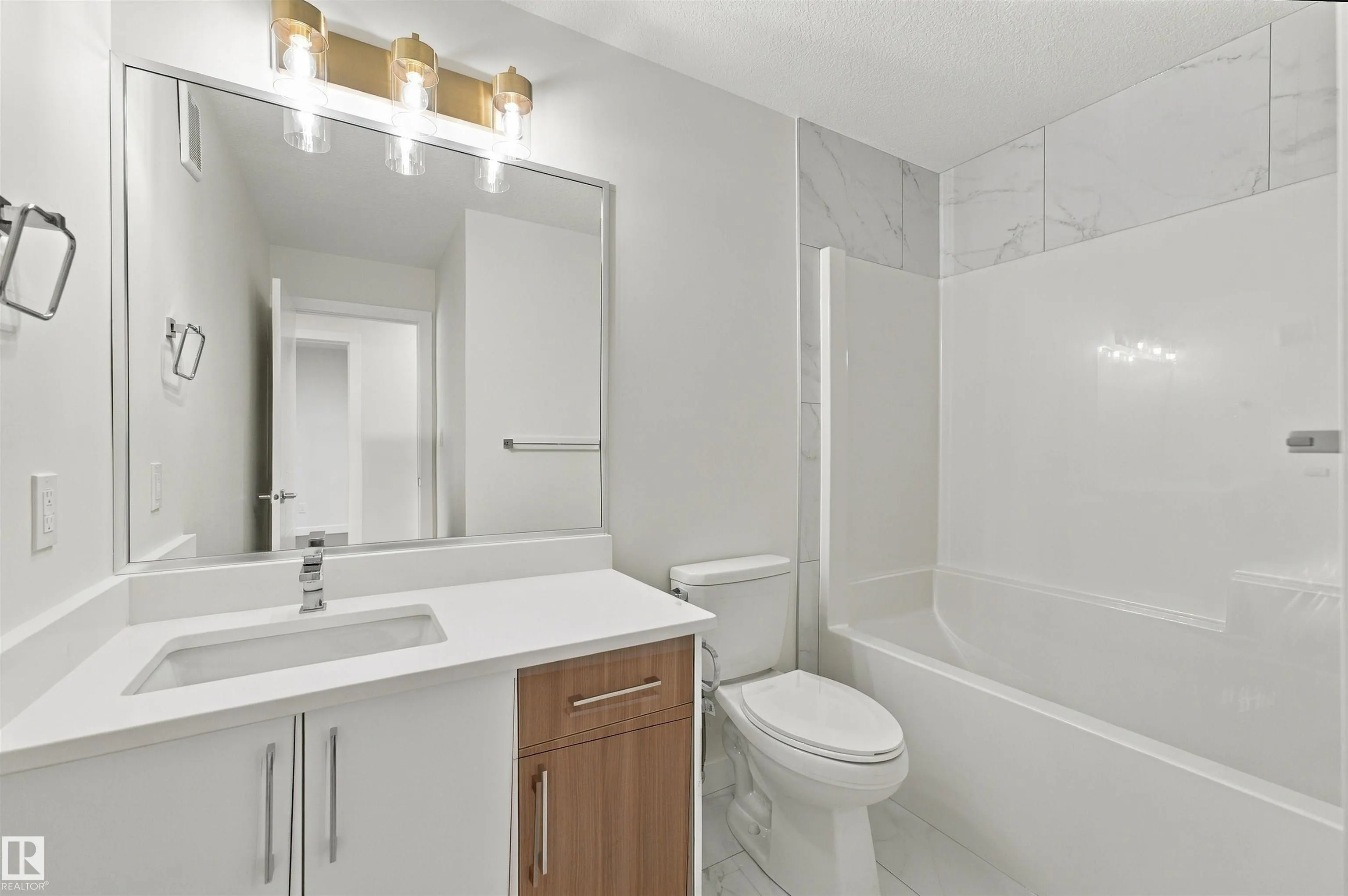 3824 39 St