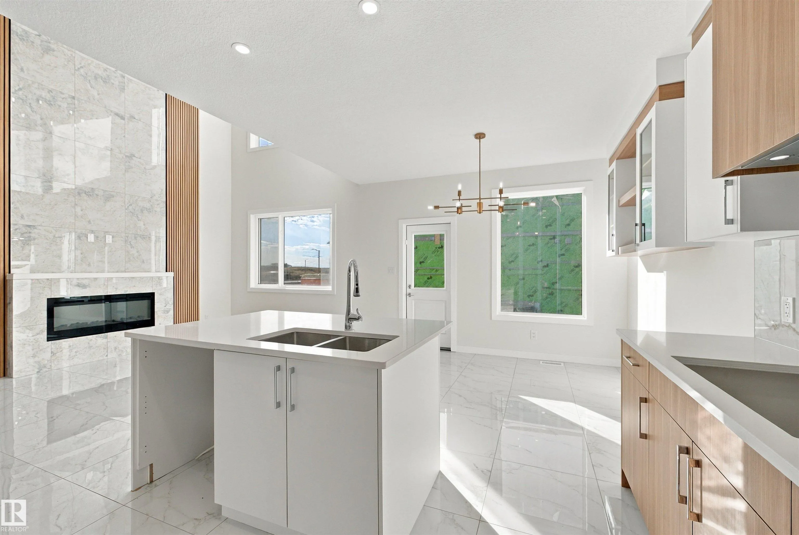 3824 39 St