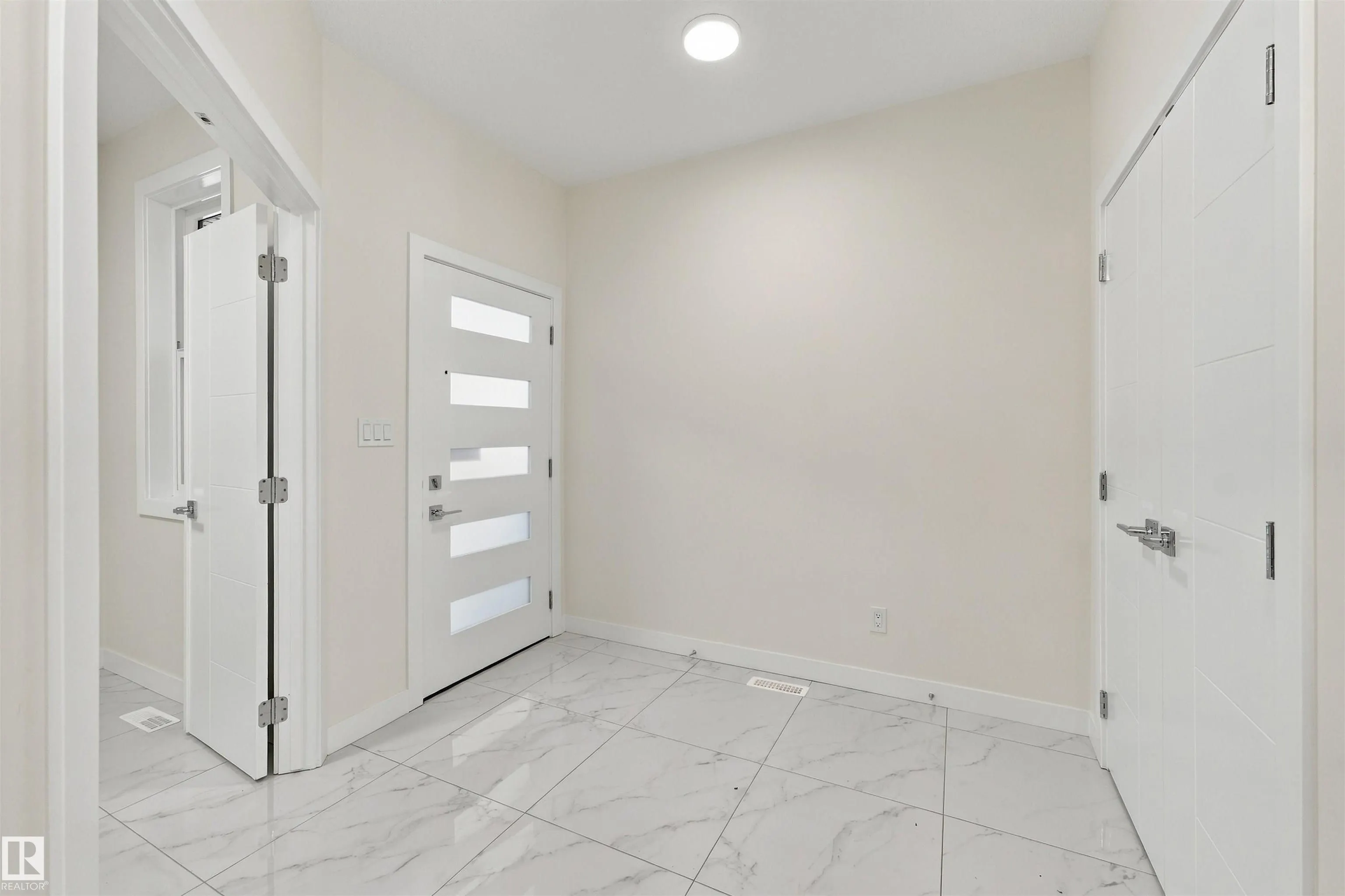 3824 39 St
