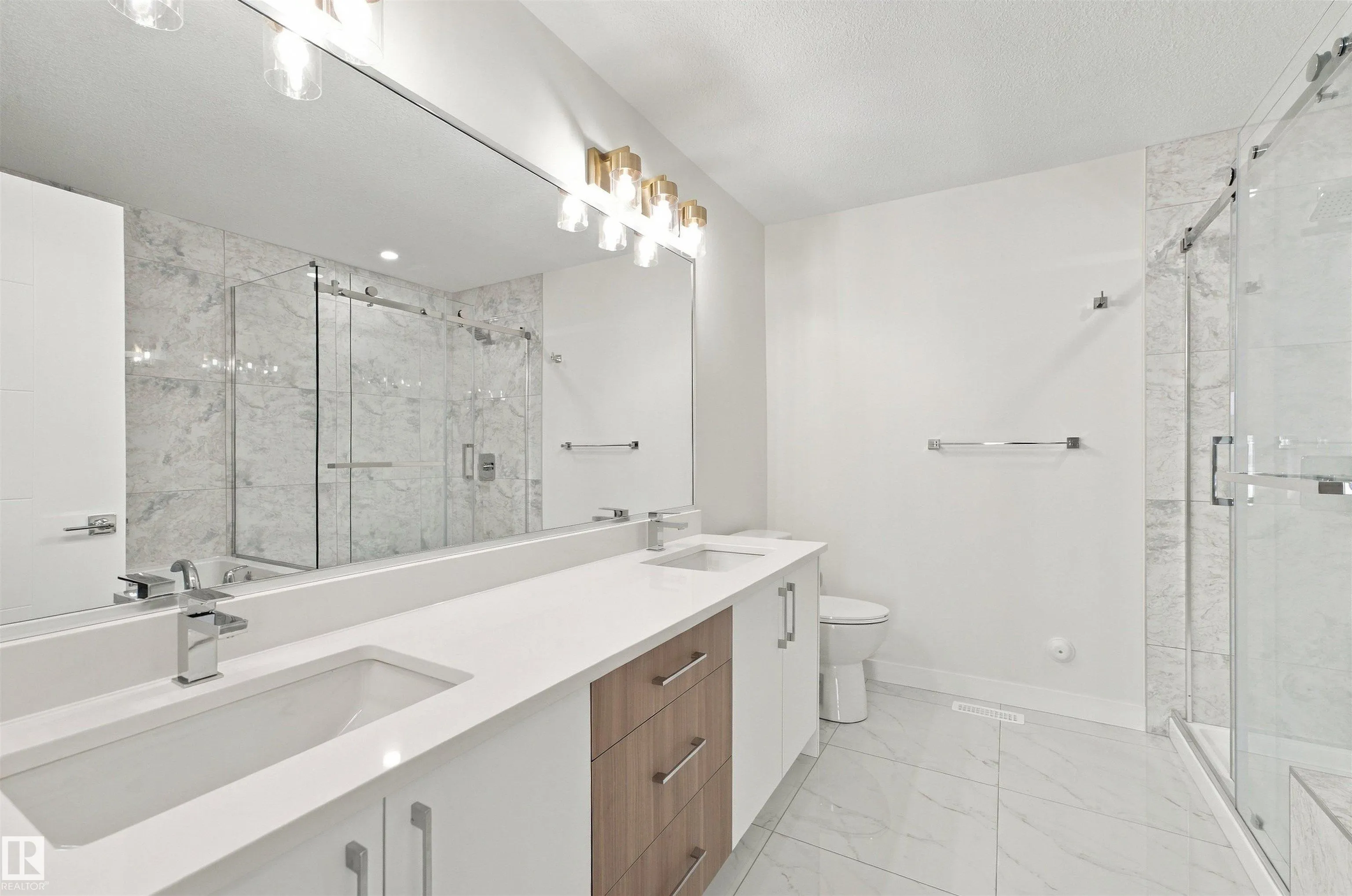 3824 39 St