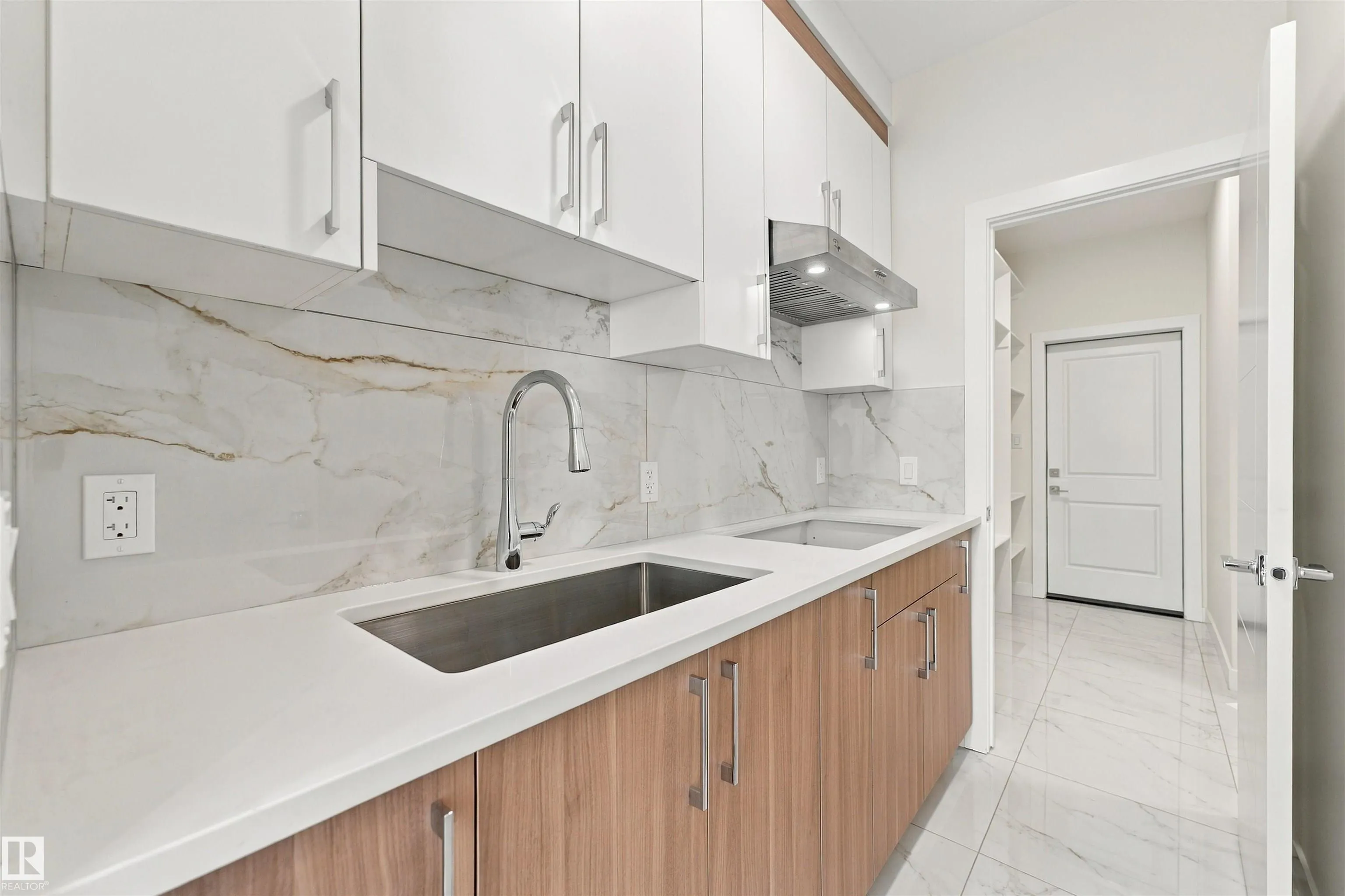 3824 39 St
