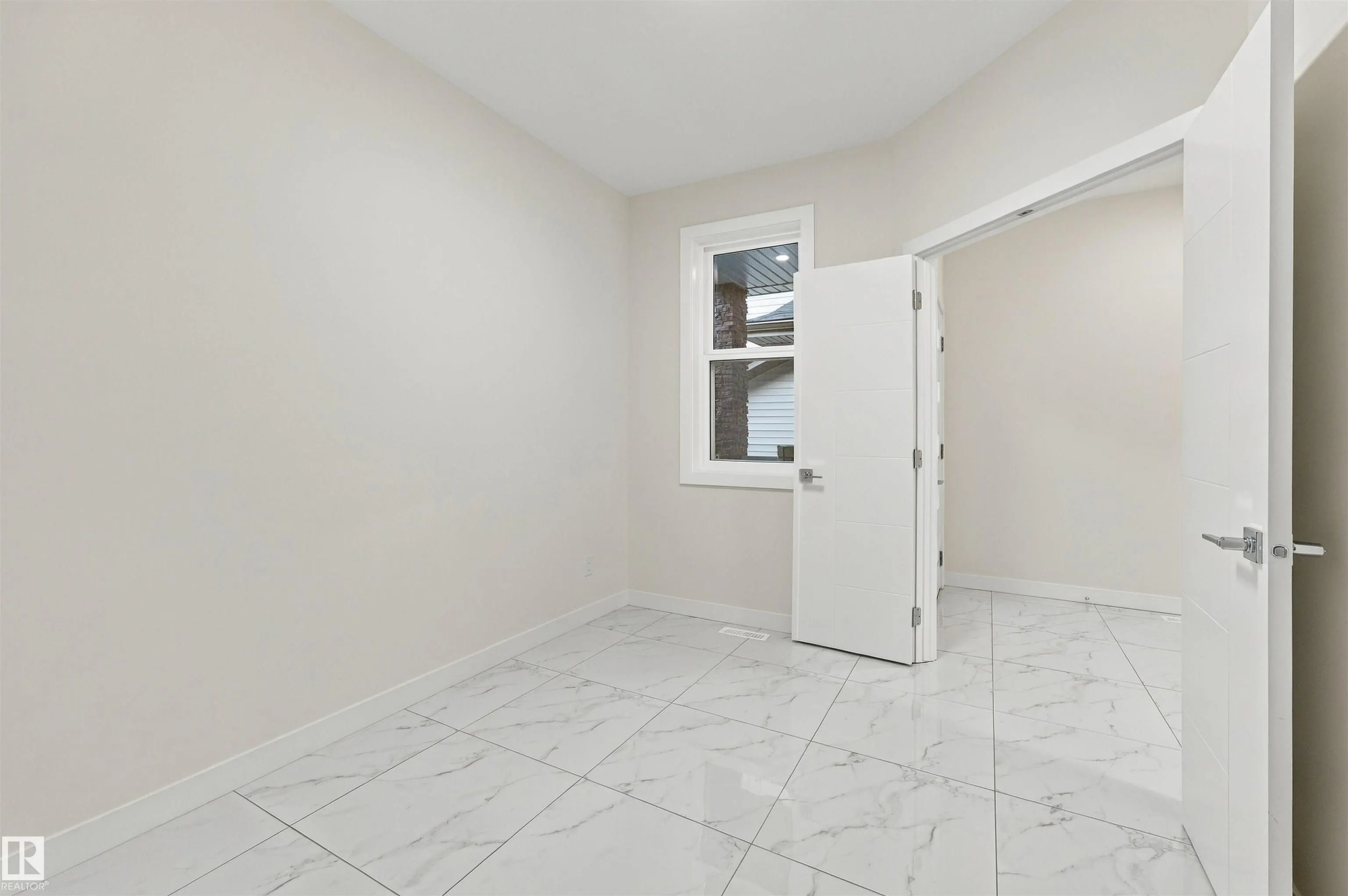 3824 39 St