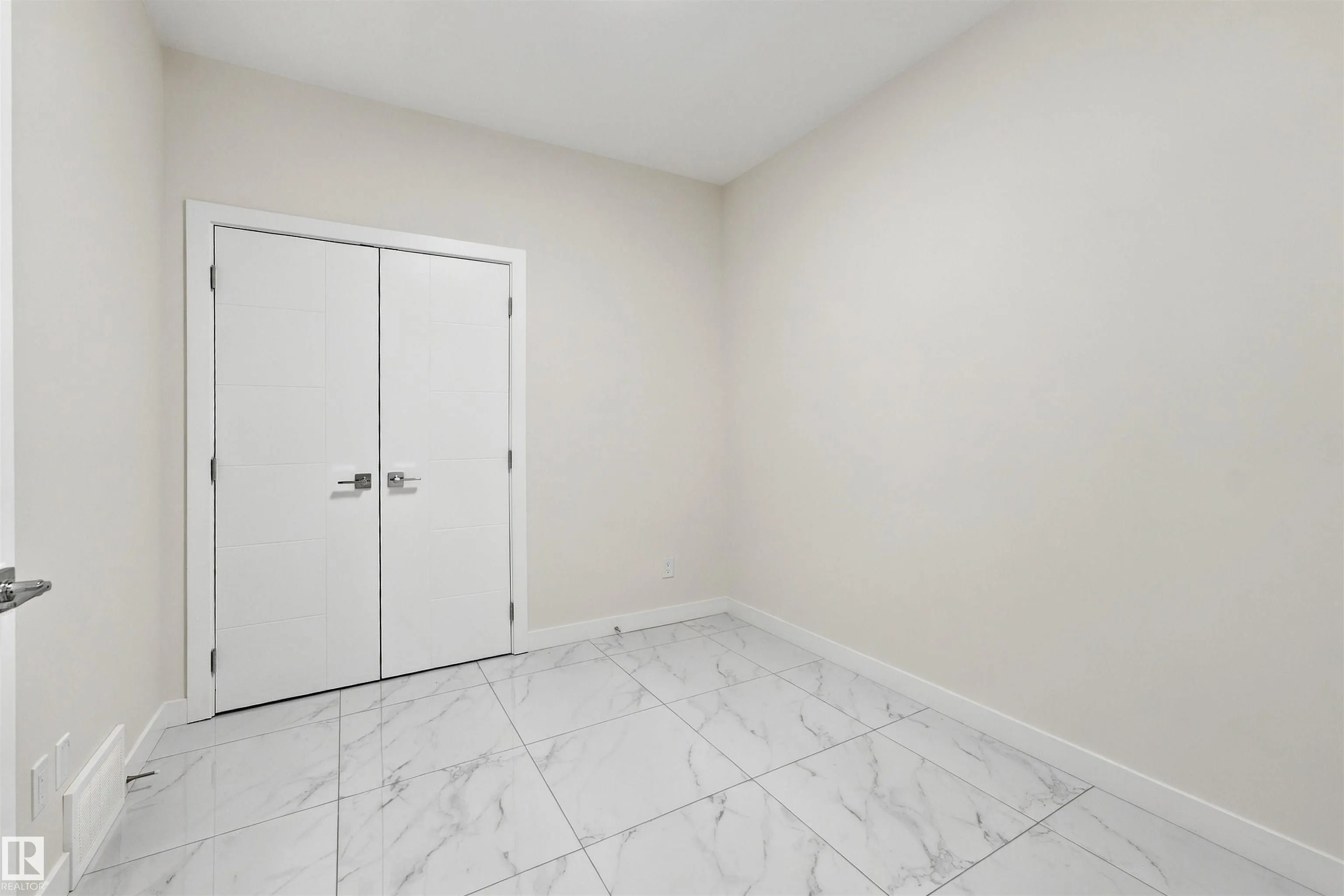 3824 39 St