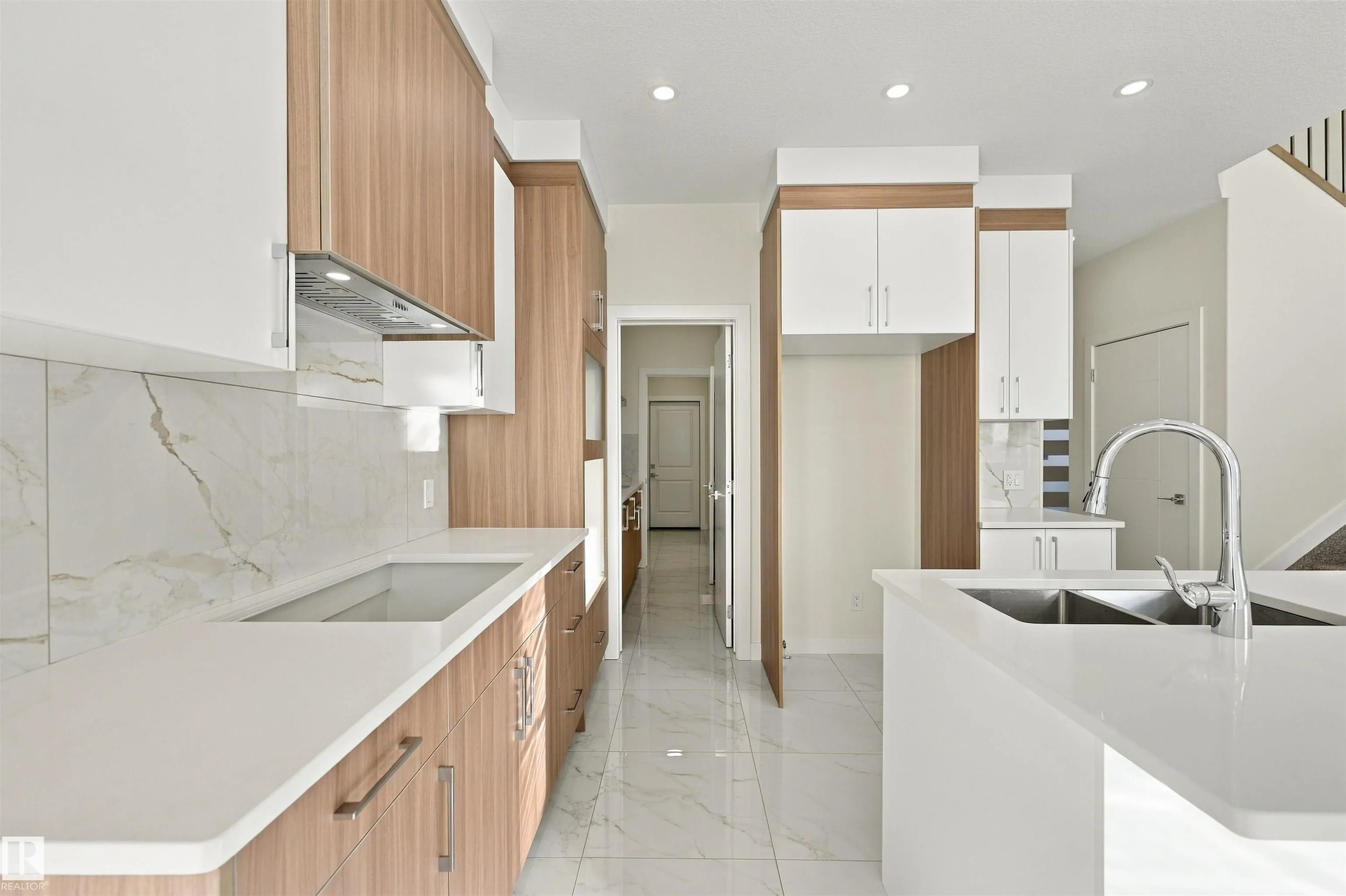 3824 39 St