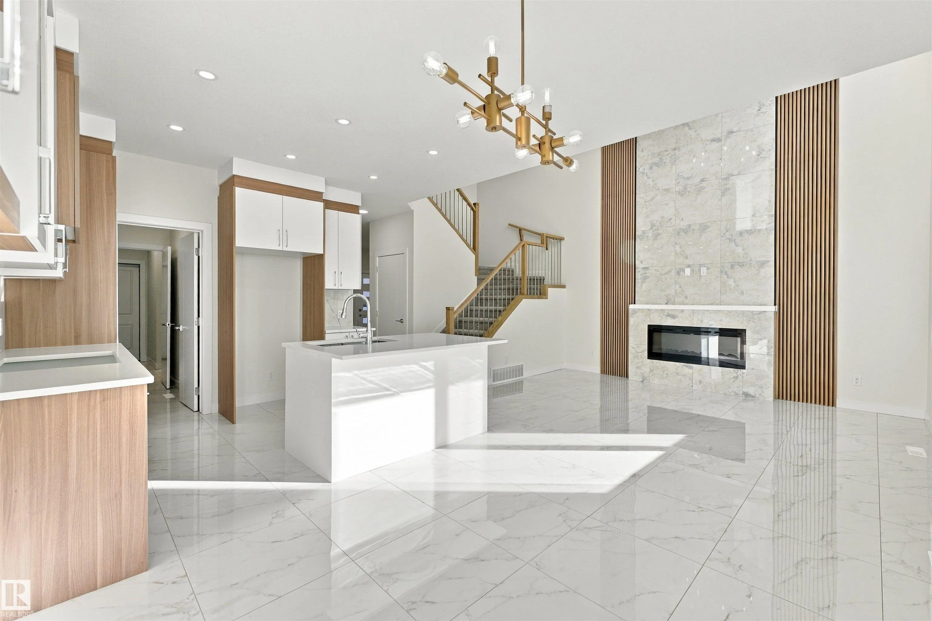 3824 39 St