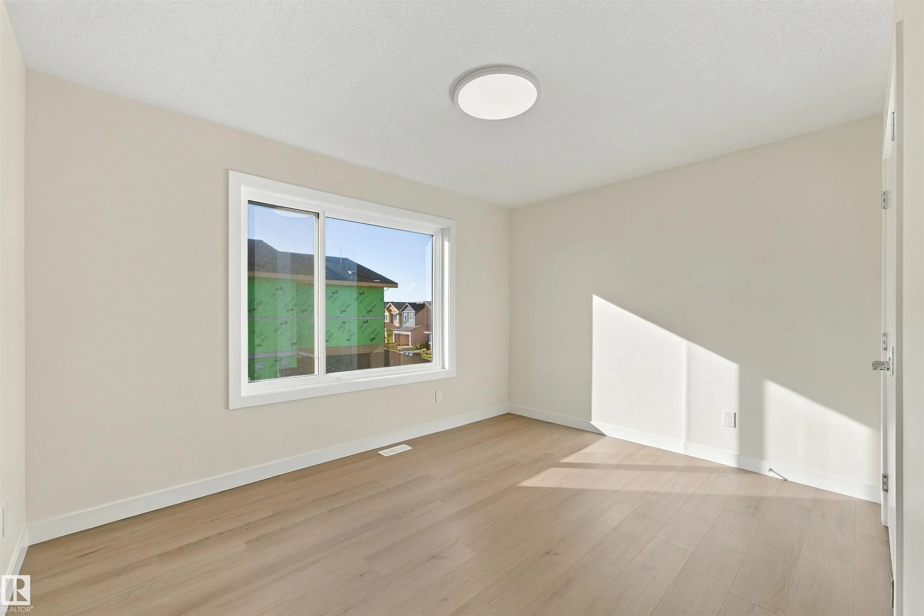 3824 39 St