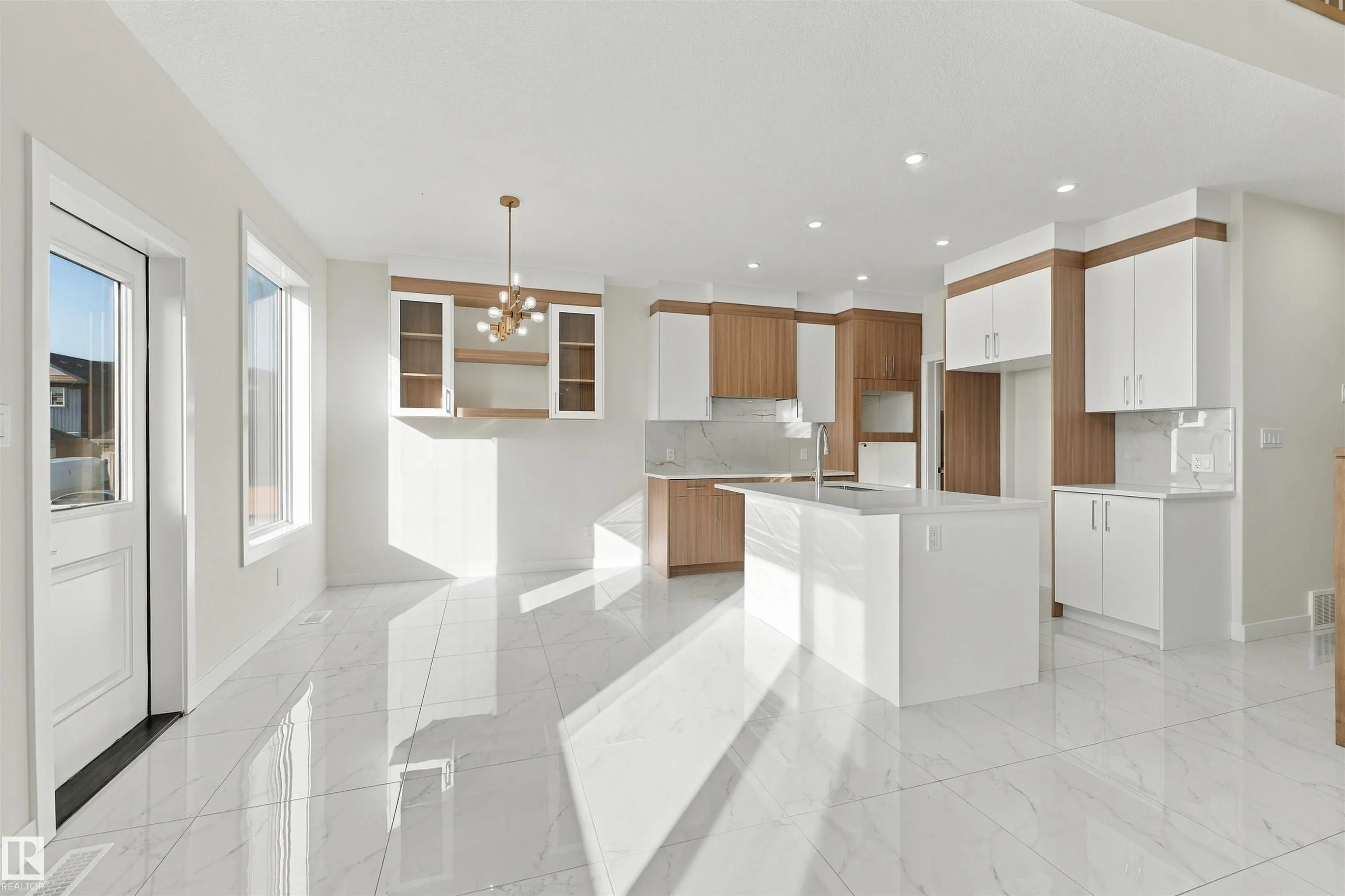 3824 39 St