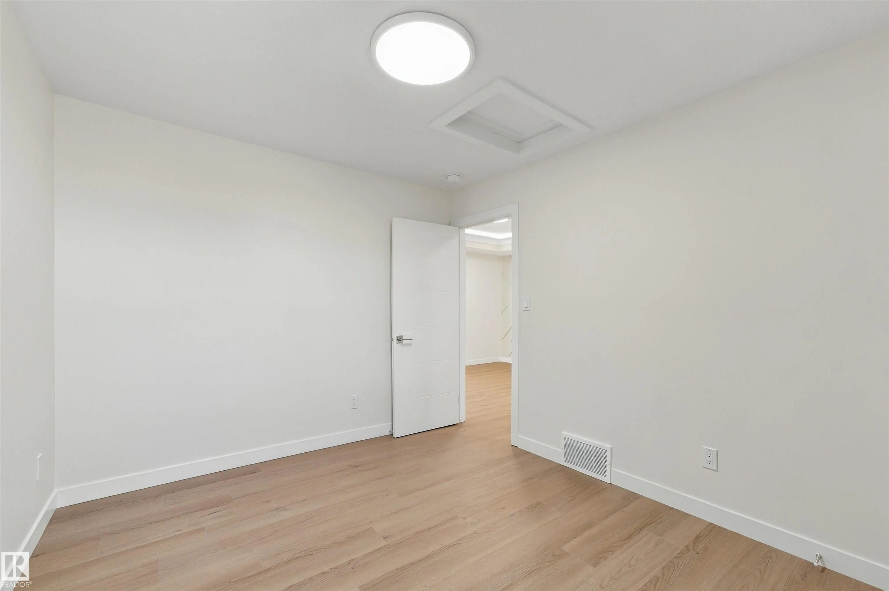 3824 39 St