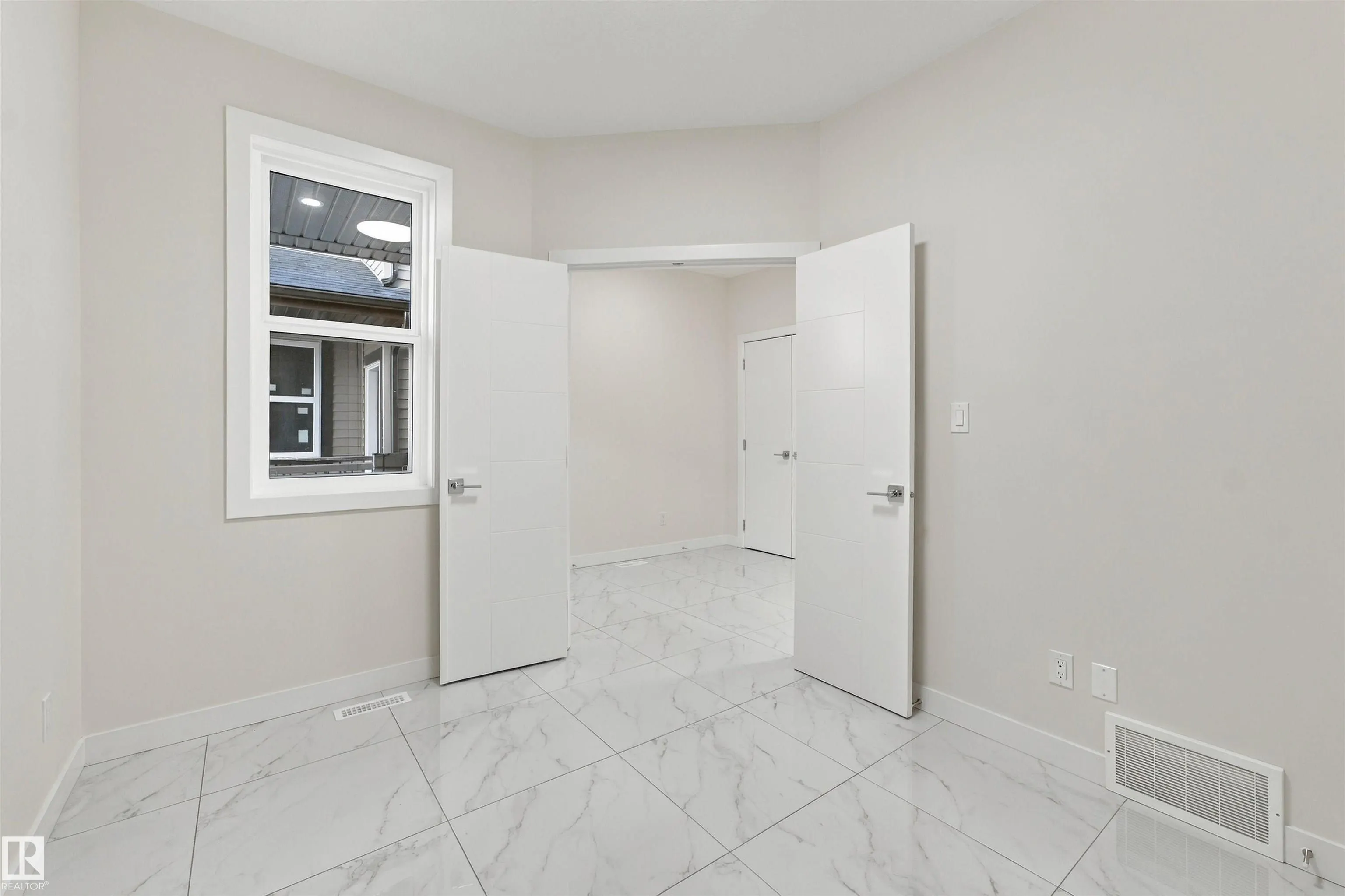 3824 39 St
