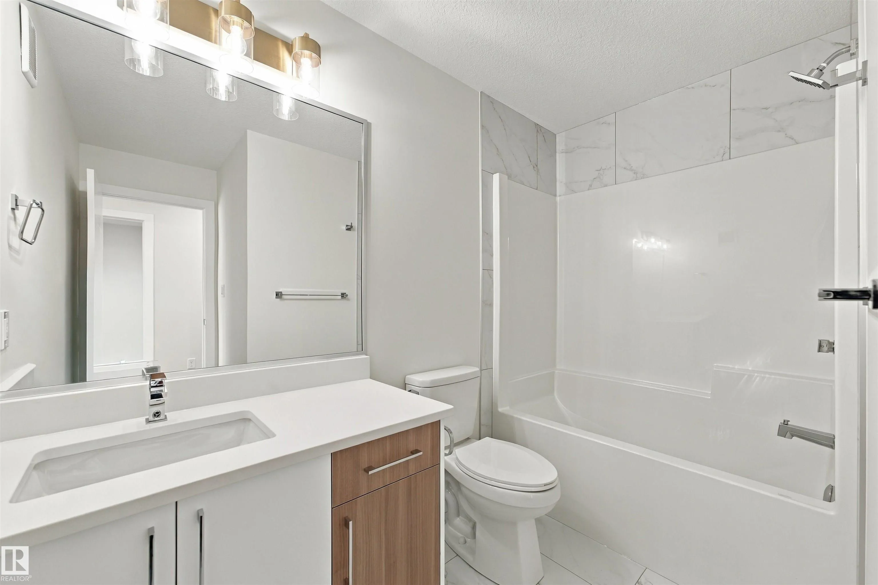 3824 39 St