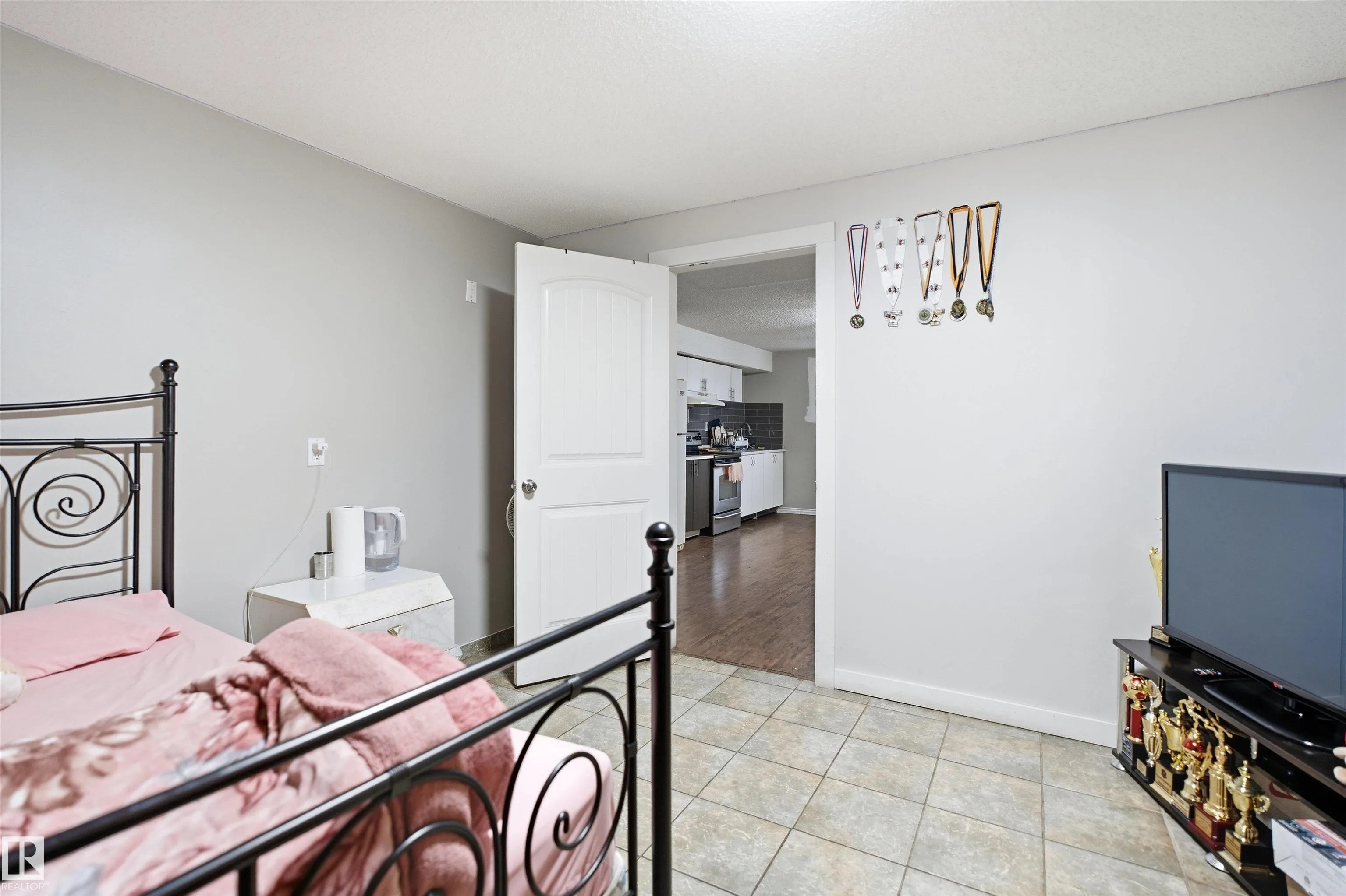 1737 KENSIT Place