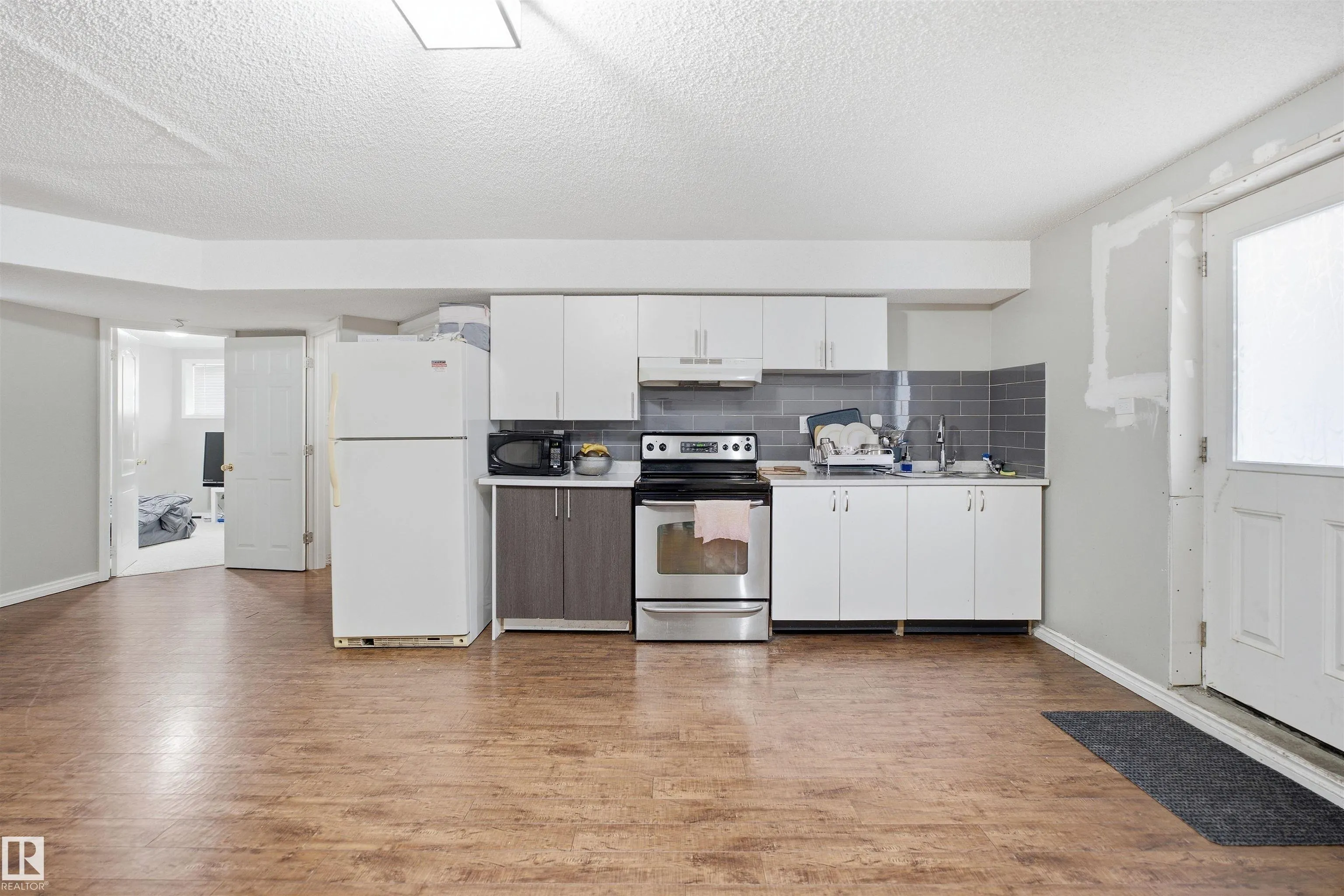 1737 KENSIT Place