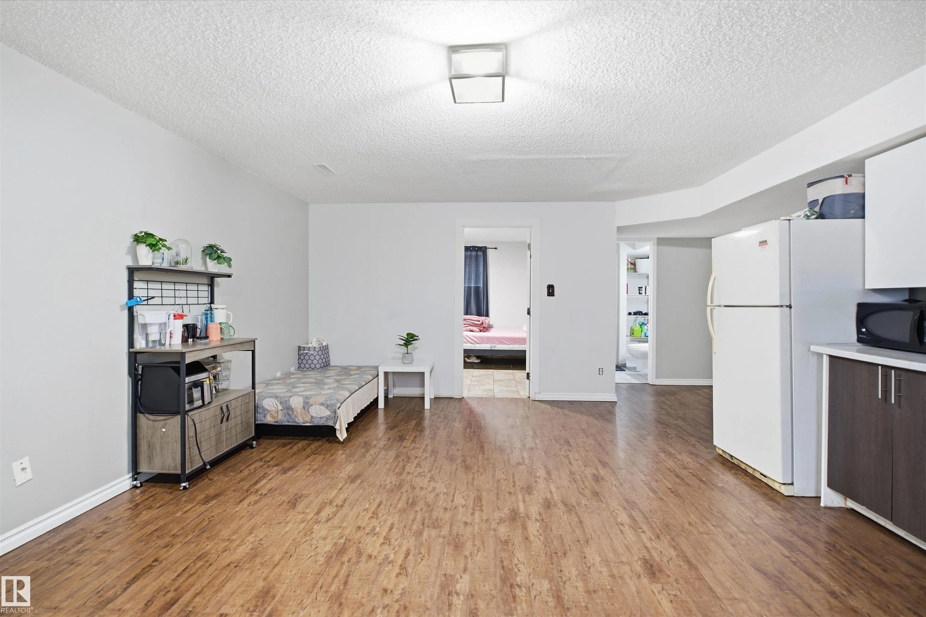 1737 KENSIT Place