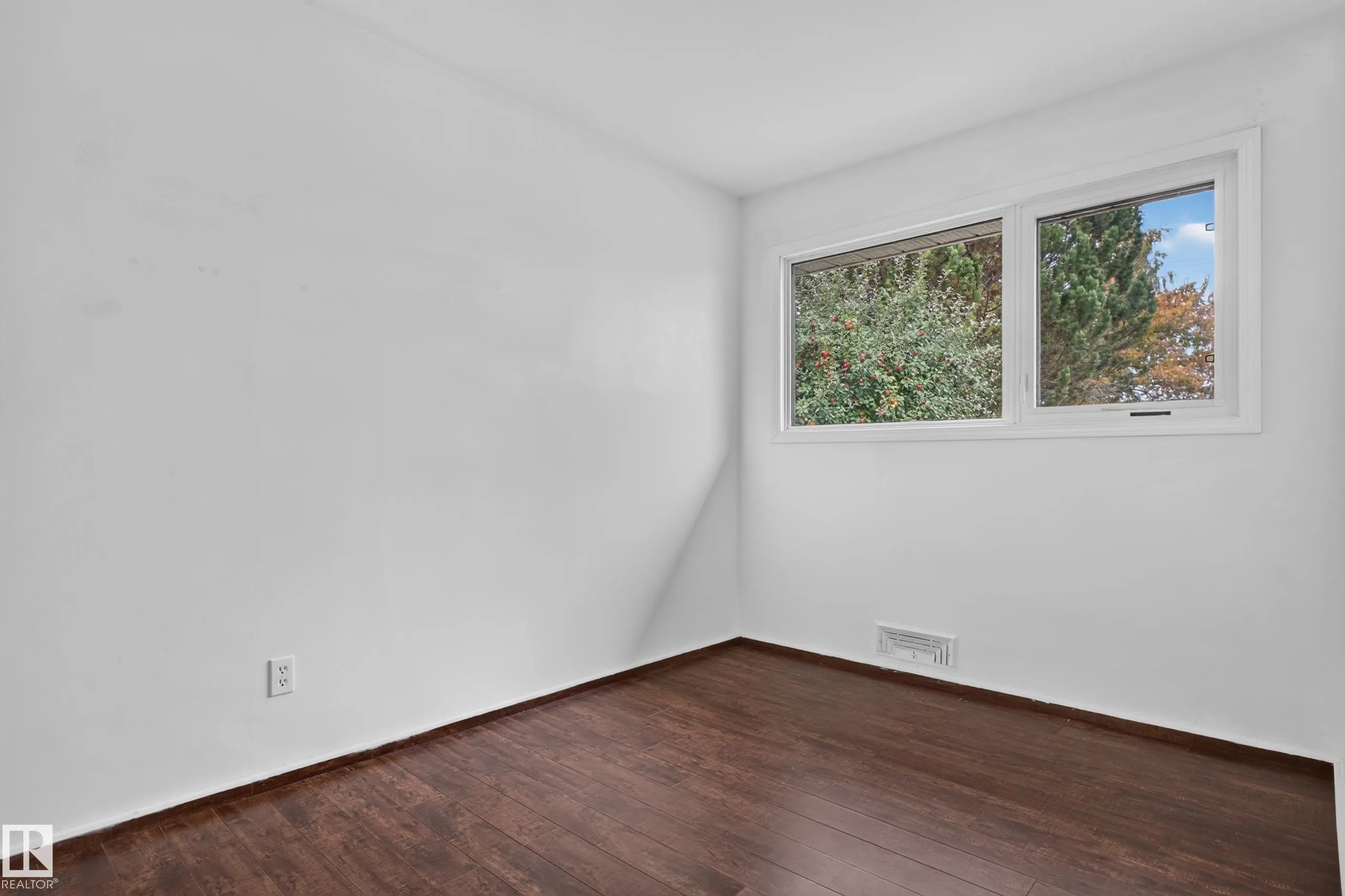5504 105 Avenue