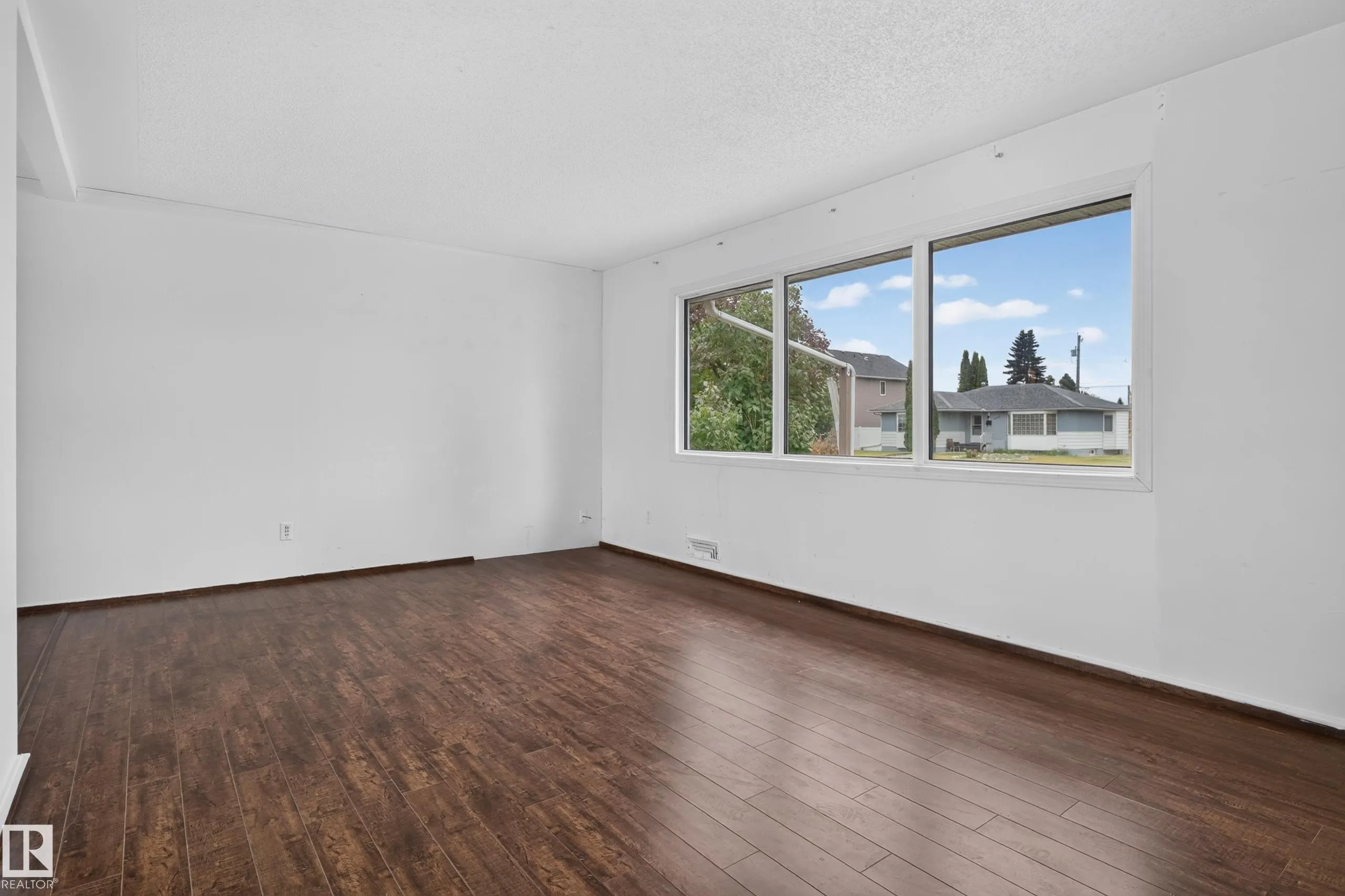 5504 105 Avenue
