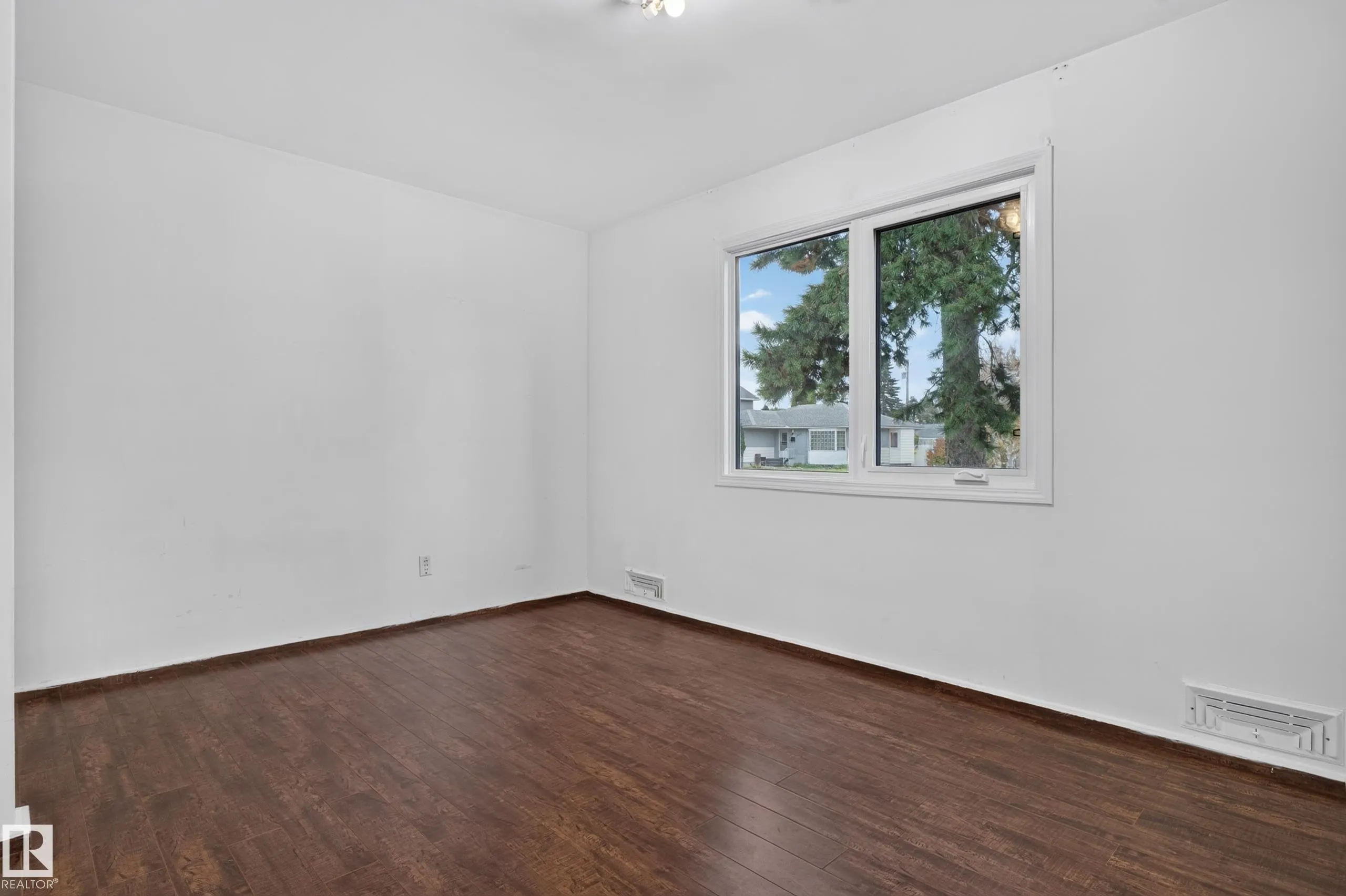 5504 105 Avenue
