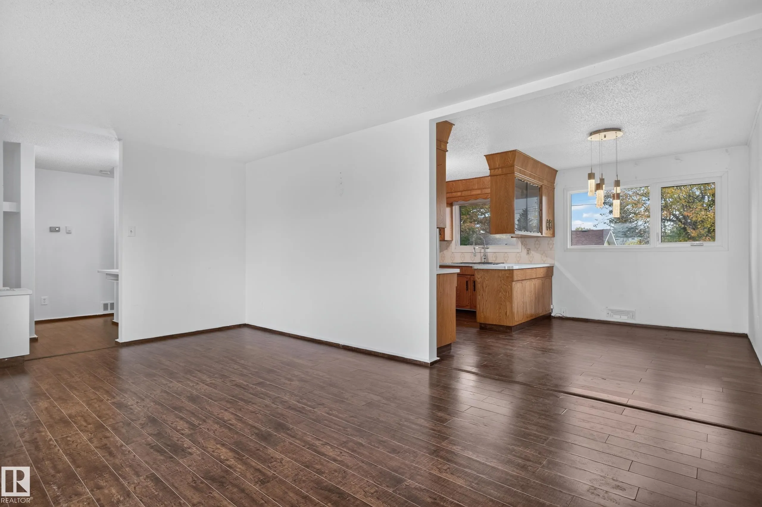5504 105 Avenue