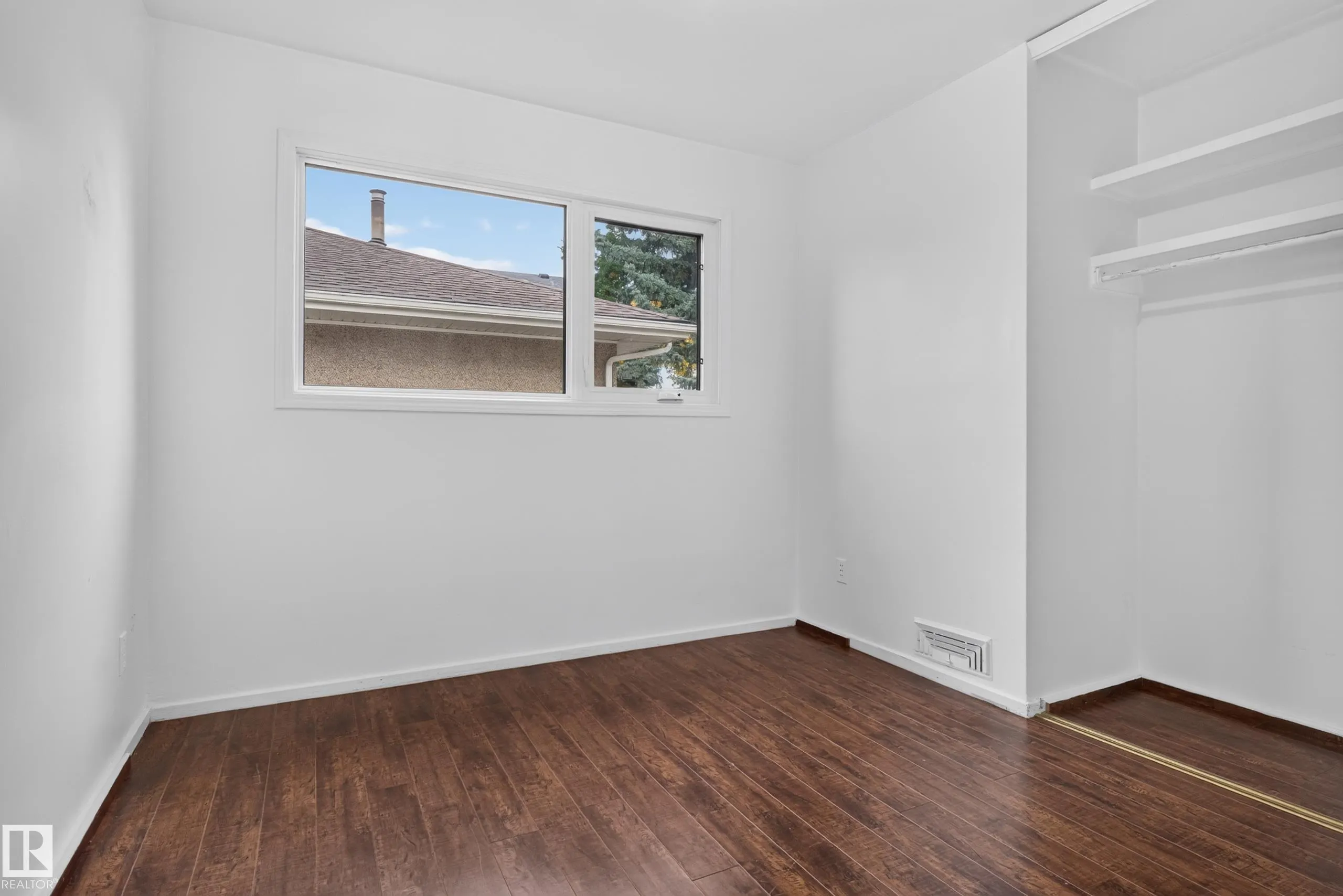 5504 105 Avenue