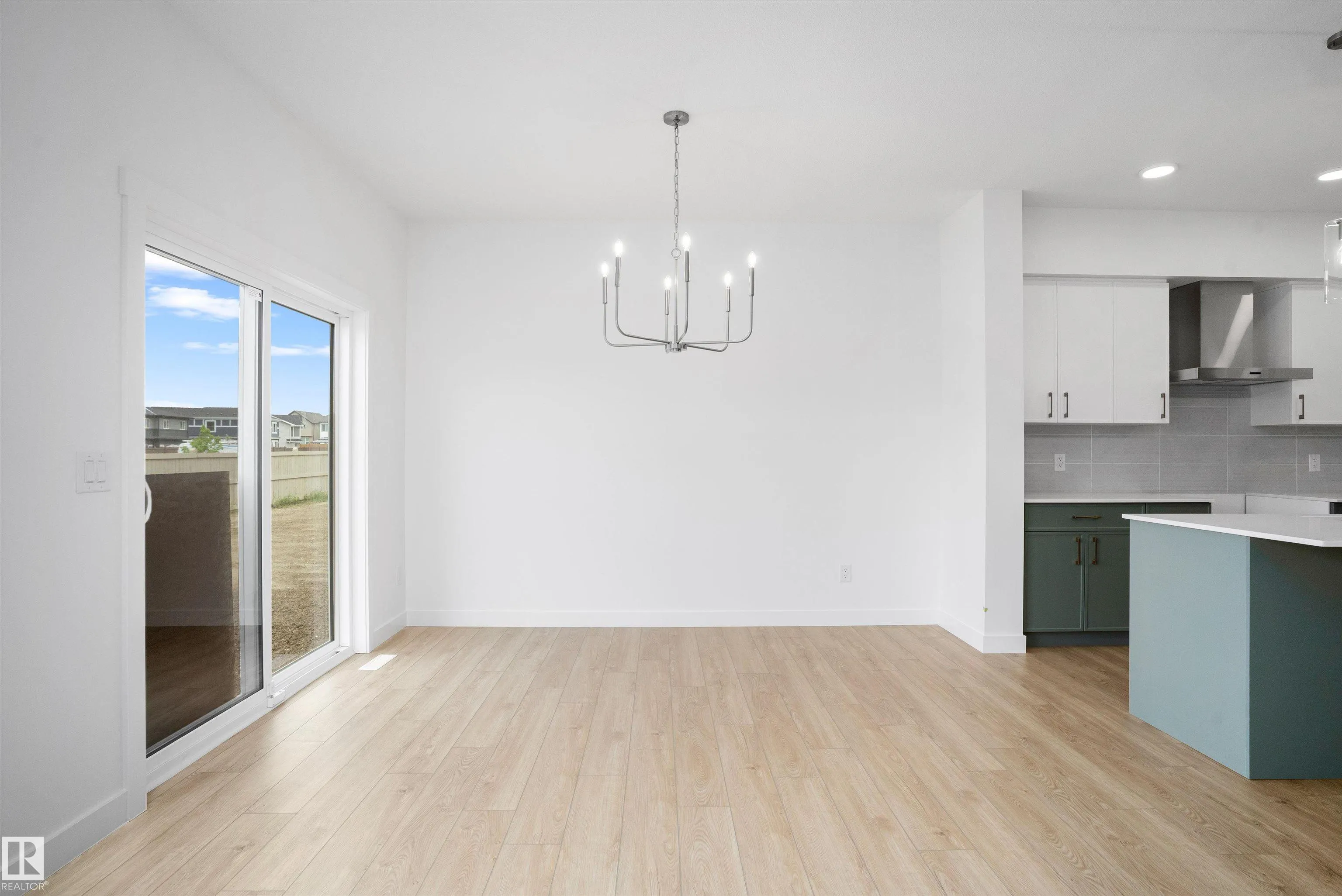 1058 CRISTALL Crescent
