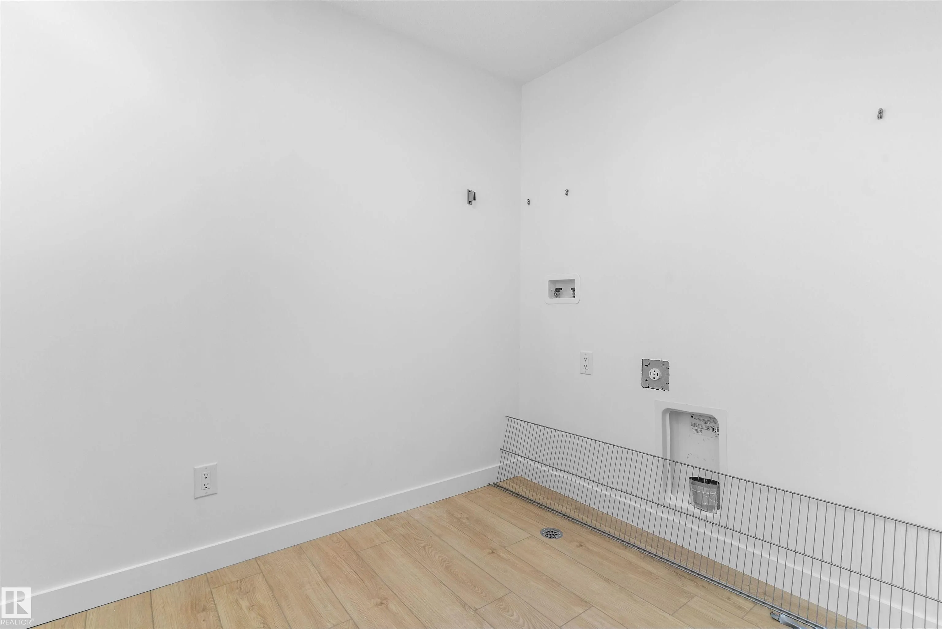 1058 CRISTALL Crescent