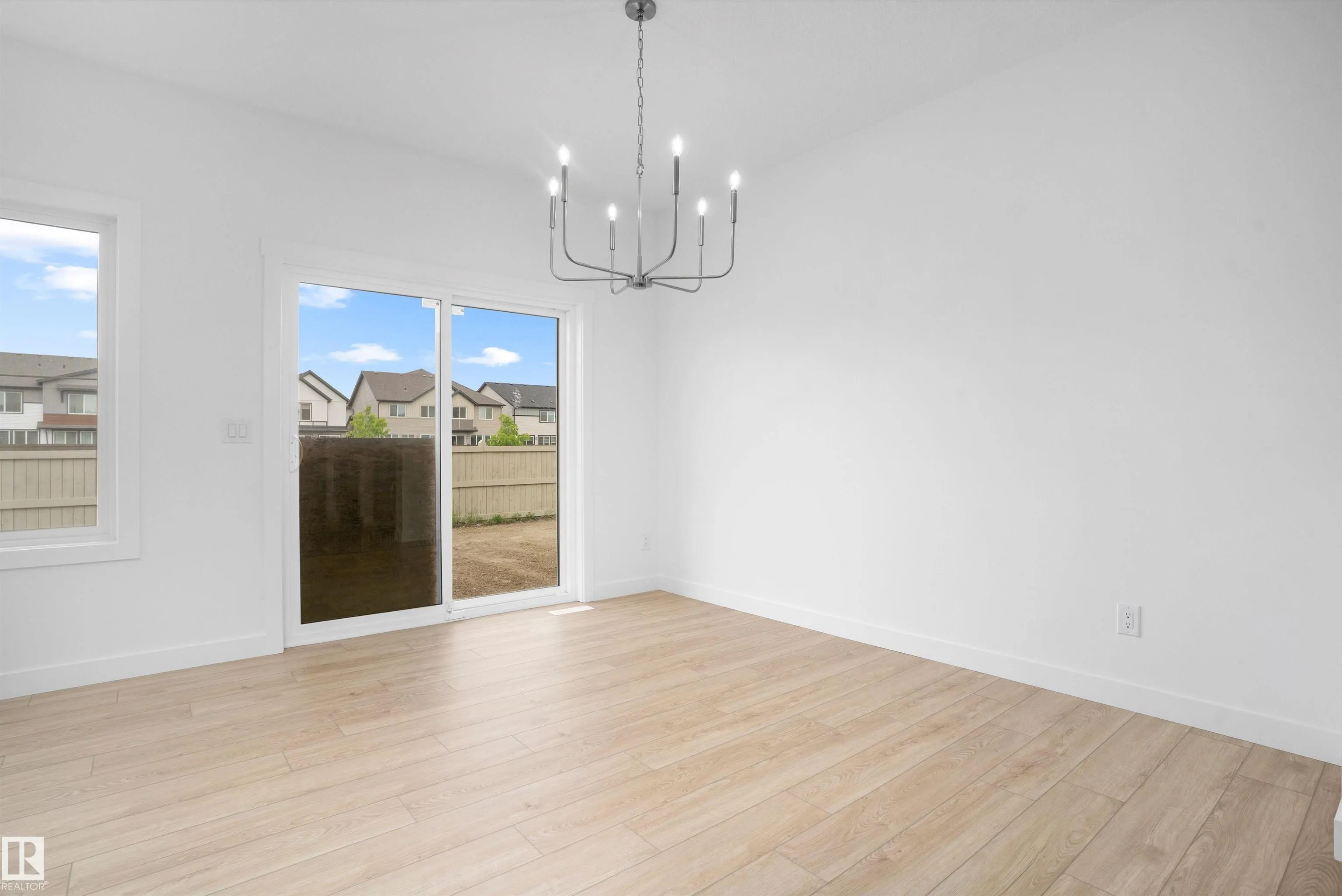 1058 CRISTALL Crescent