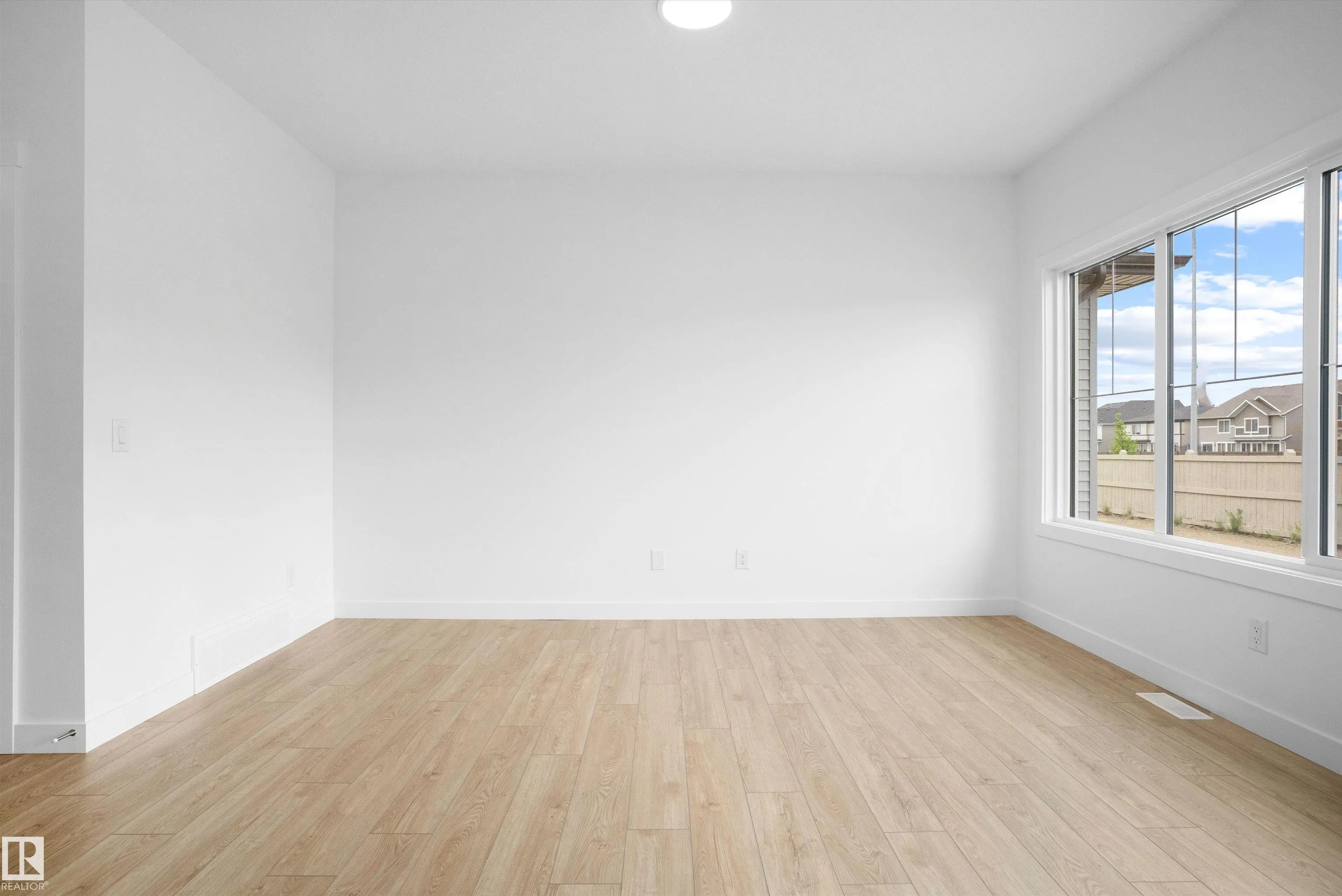 1058 CRISTALL Crescent