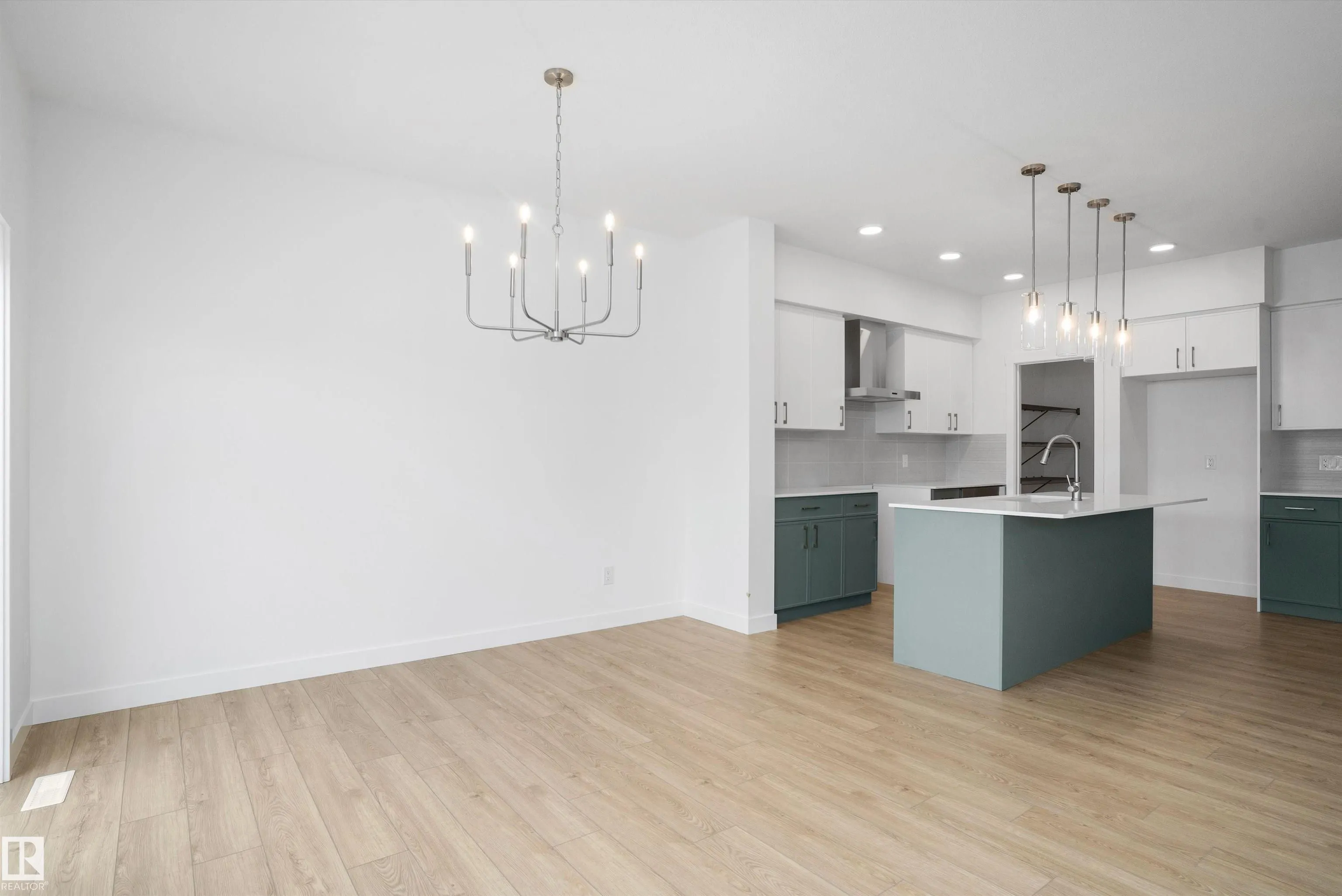 1058 CRISTALL Crescent