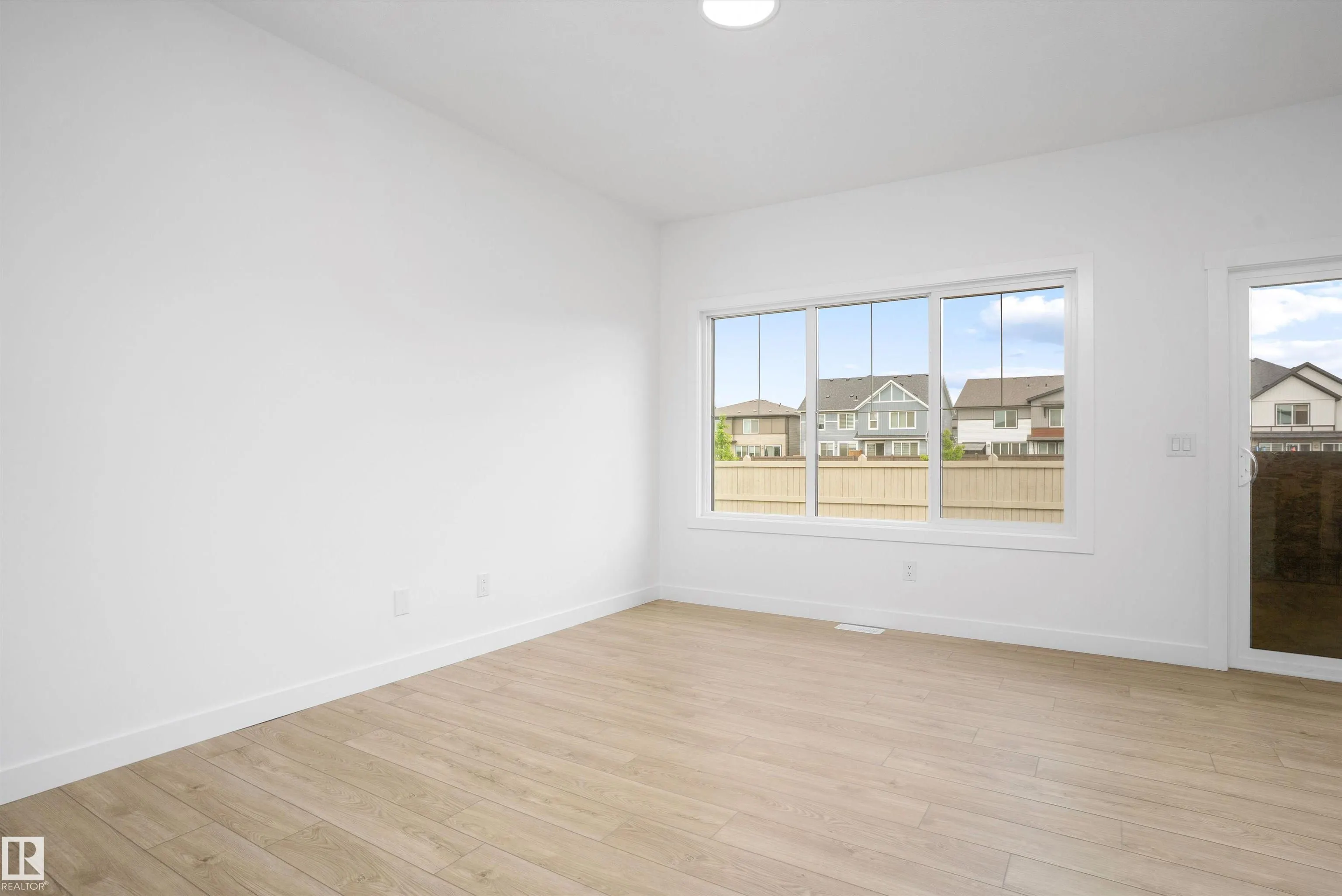 1058 CRISTALL Crescent