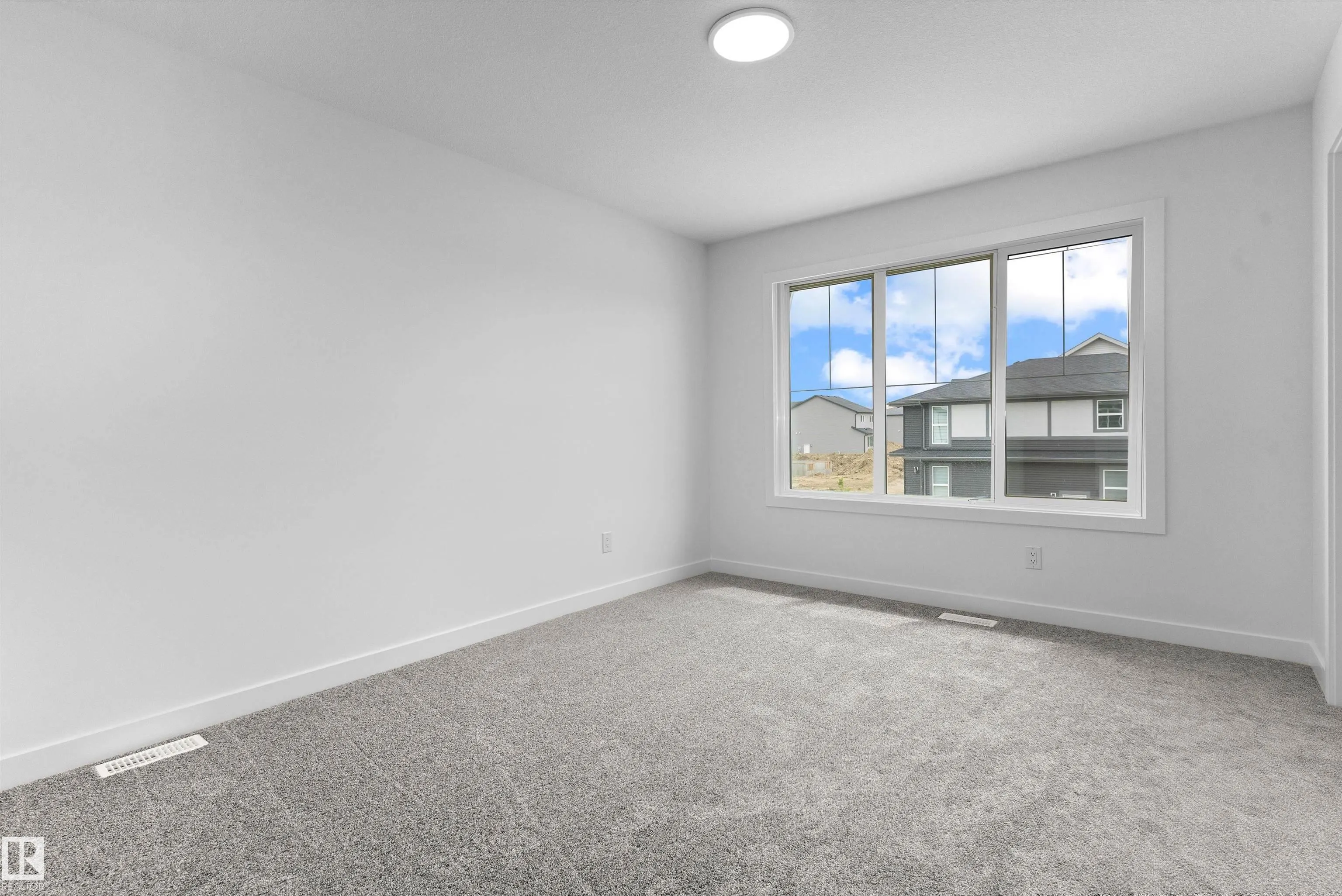 1058 CRISTALL Crescent