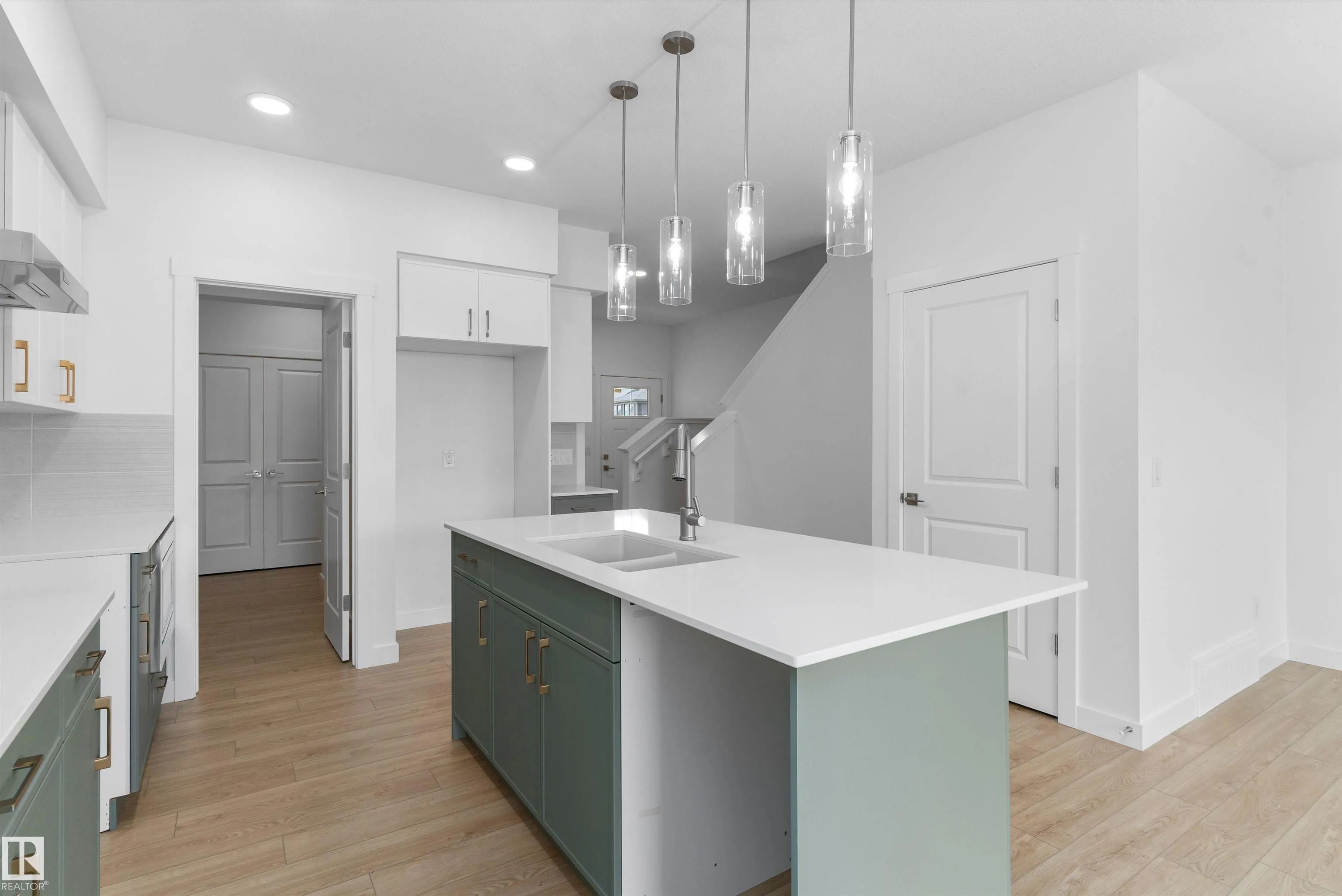 1058 CRISTALL Crescent