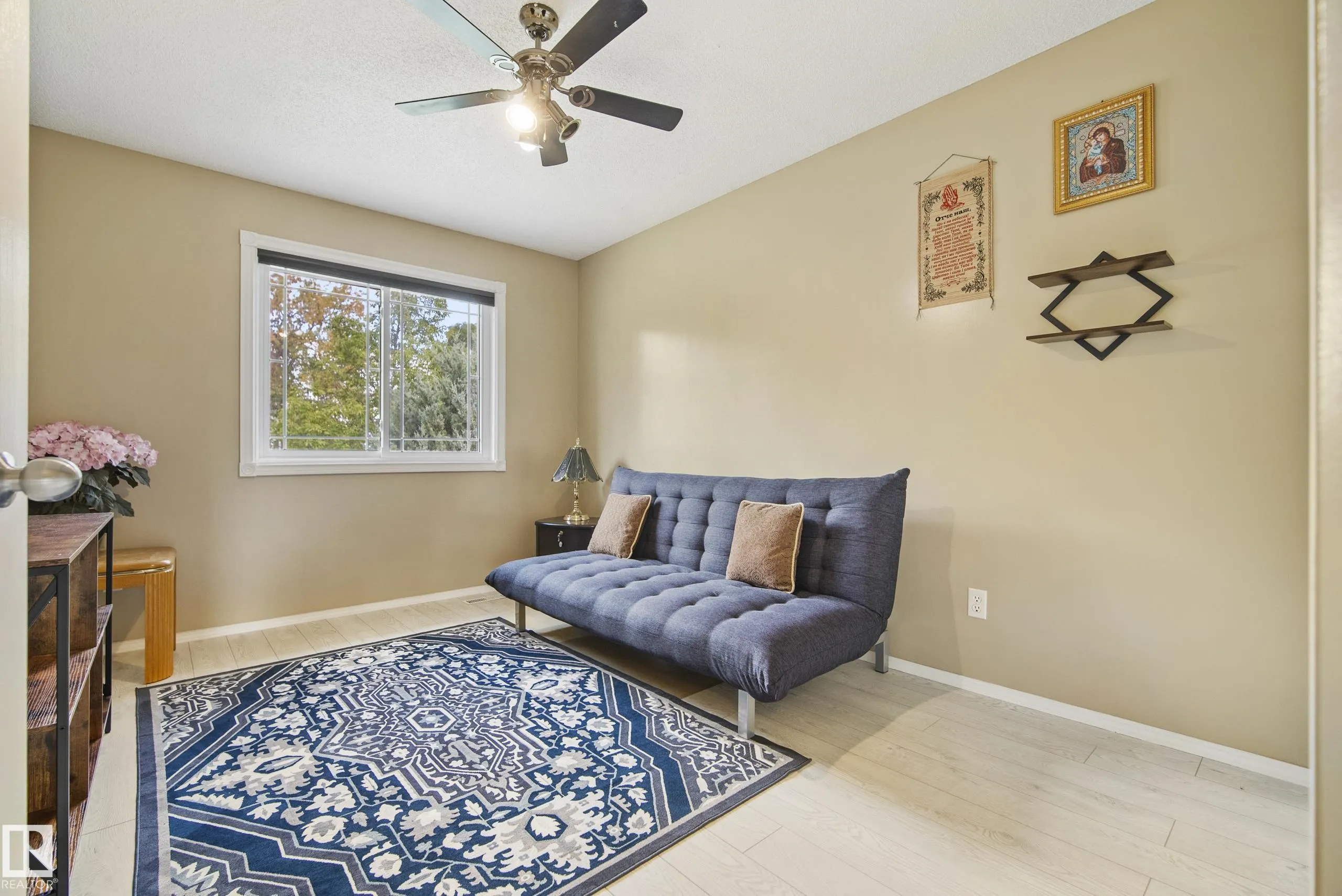 38 DEANE Crescent