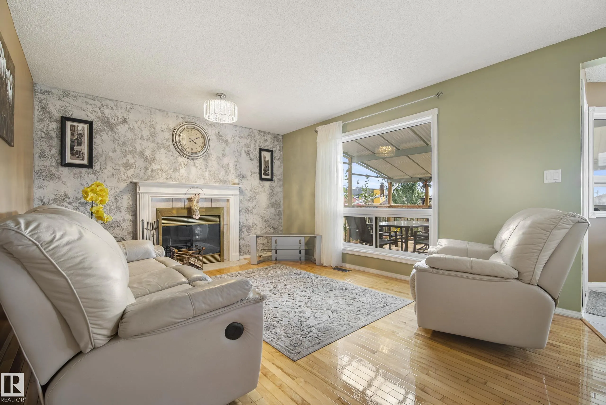 38 DEANE Crescent