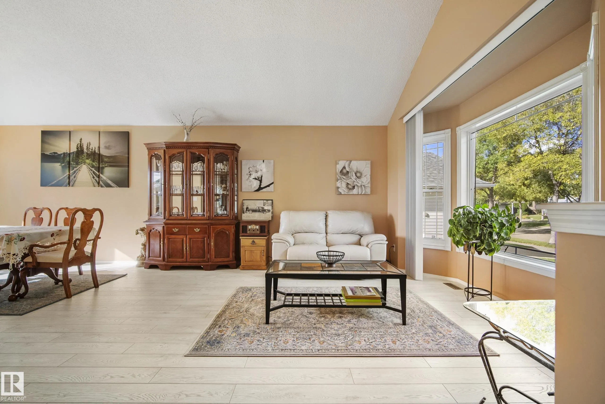 38 DEANE Crescent